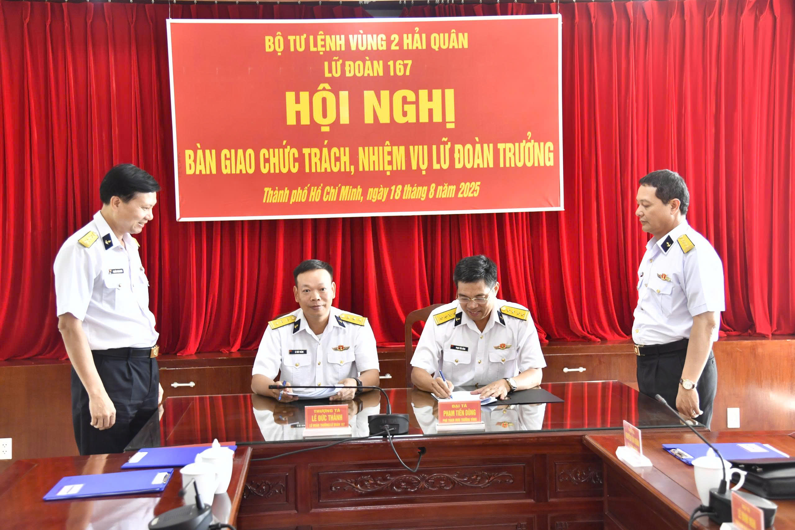 Đại tá Phạm Tiến Dũng và Thượng tá Lê Đức Thảnh ký biên bản bàn giao chức trách, nhiệm vụ.