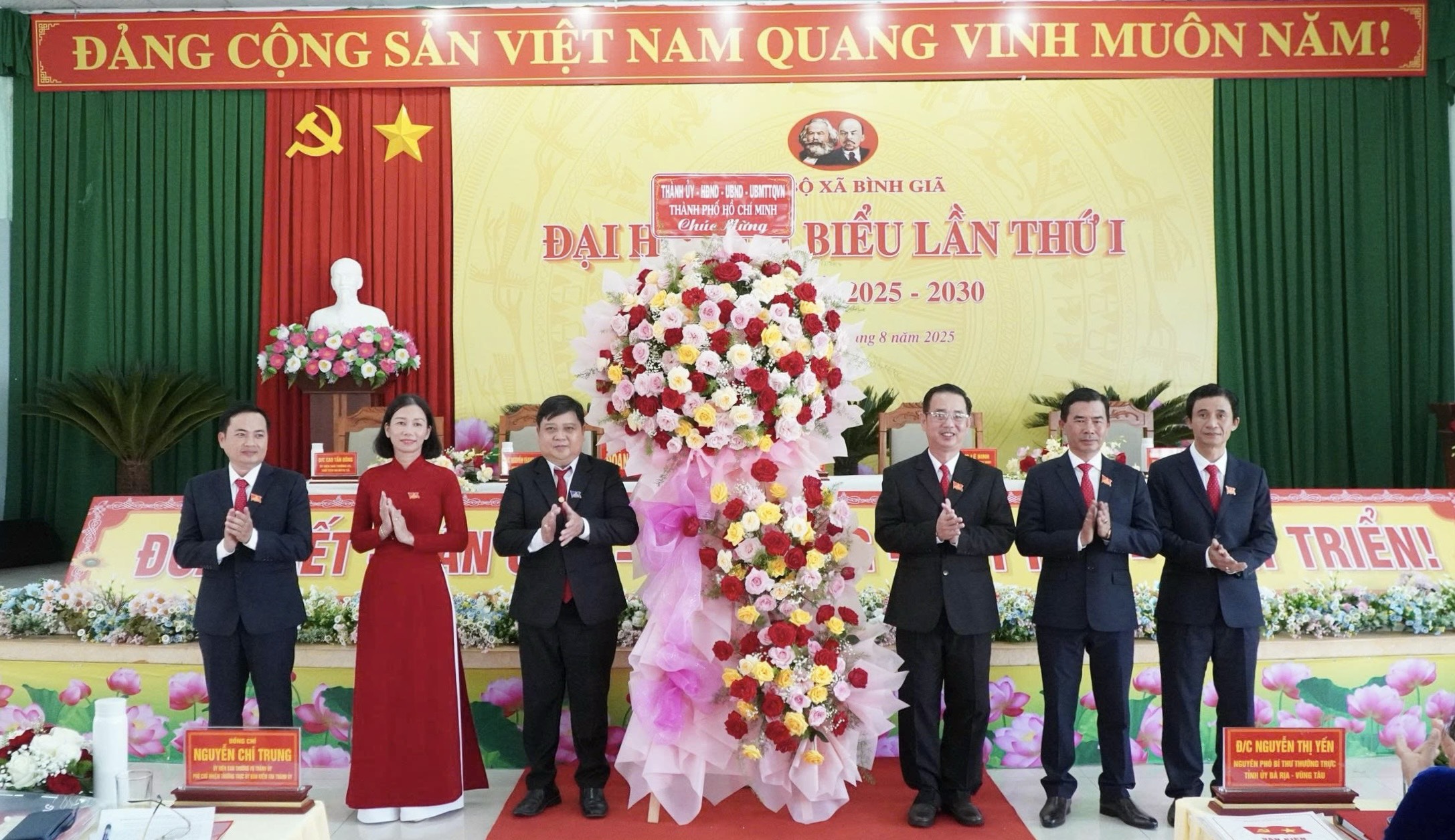 Ông Nguyễn Chí Trung, Phó Chủ nhiệm Ủy Ban Kiểm tra Thành ủy TP HCM. tặng hoa chúc mừng đại hội.