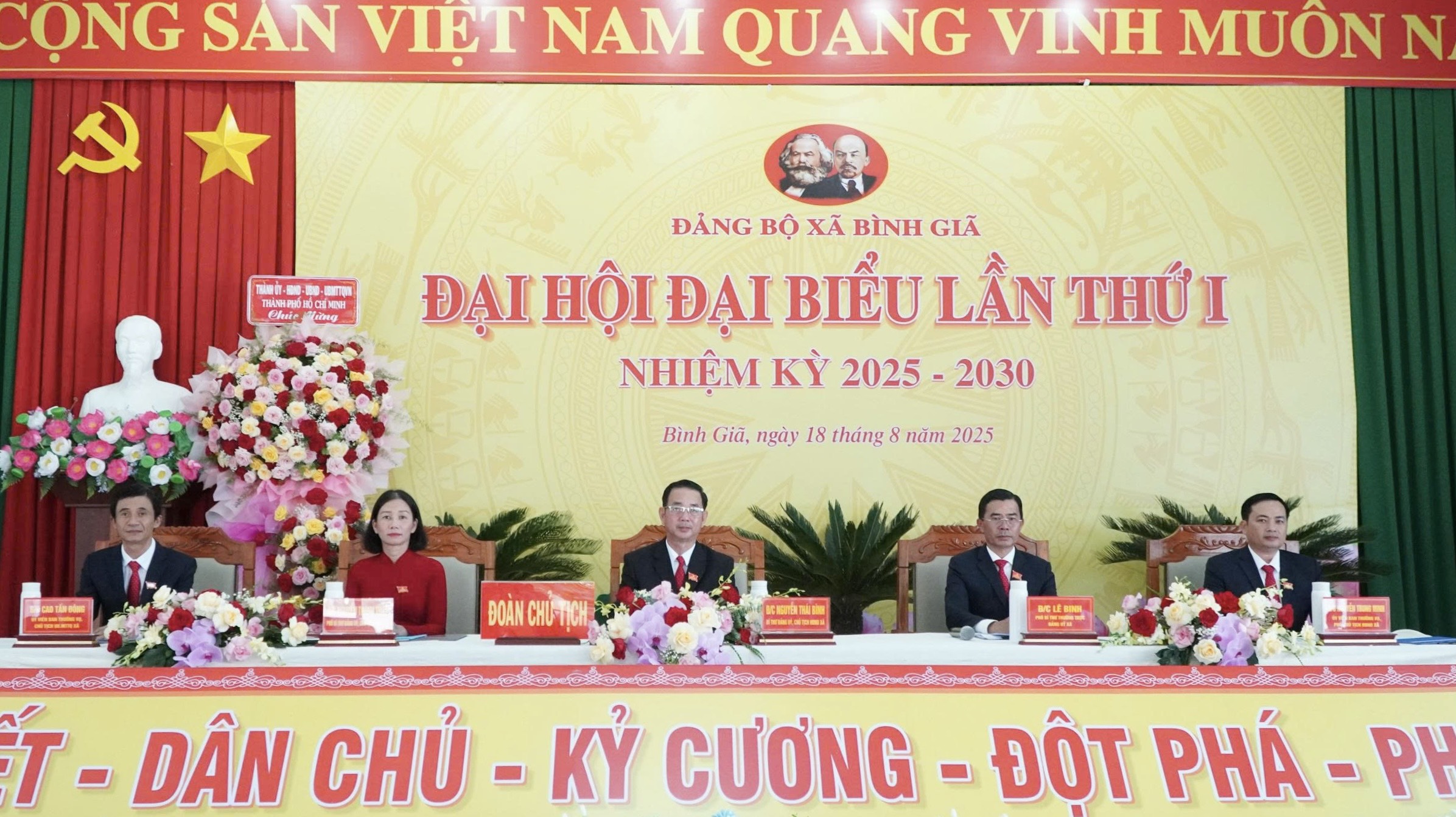 Đoàn chủ tịch đại hội.