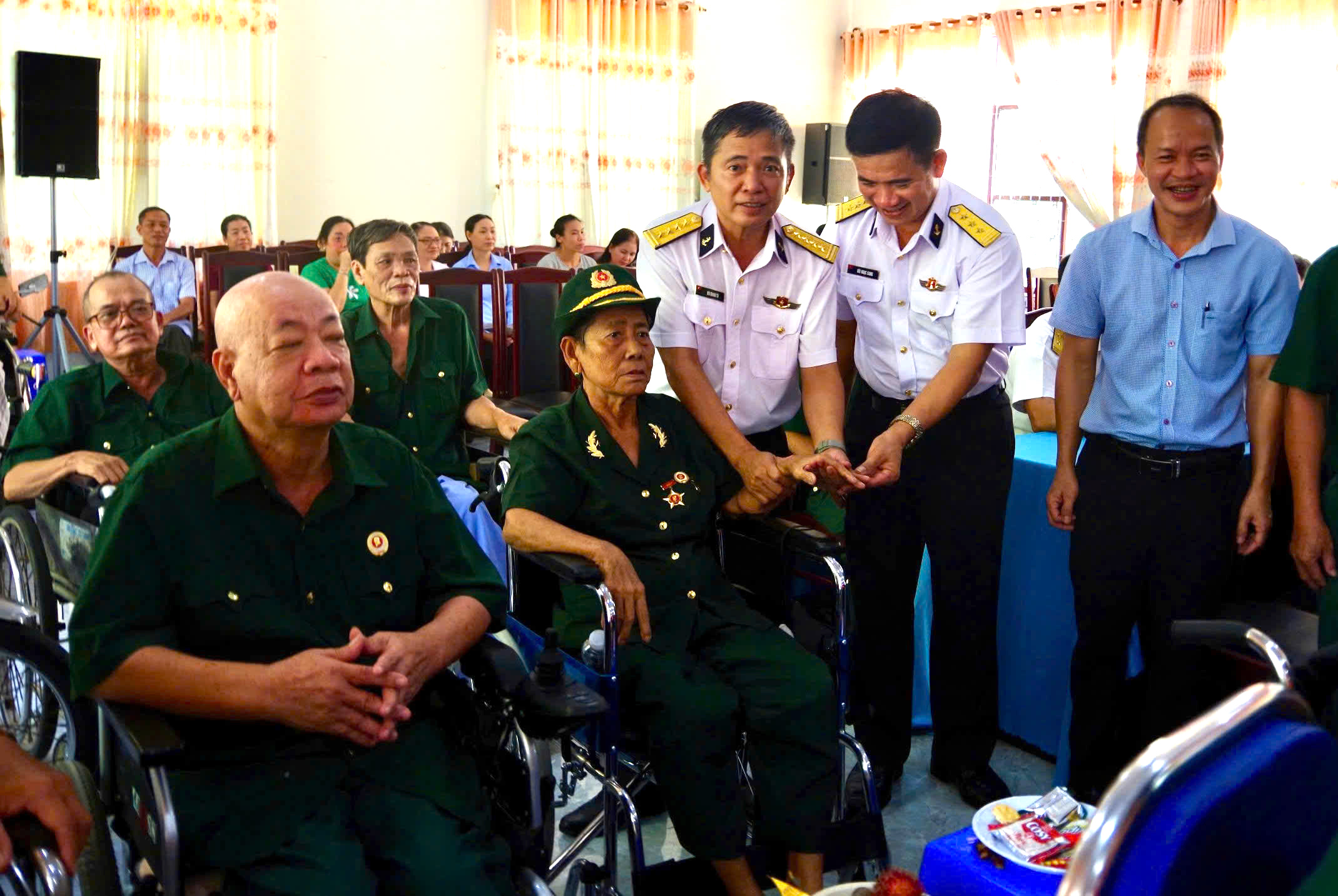 Thủ trưởng Hải đoàn 129 thăm hỏi, động viên thương bệnh binh, người có công tại Trung tâm.