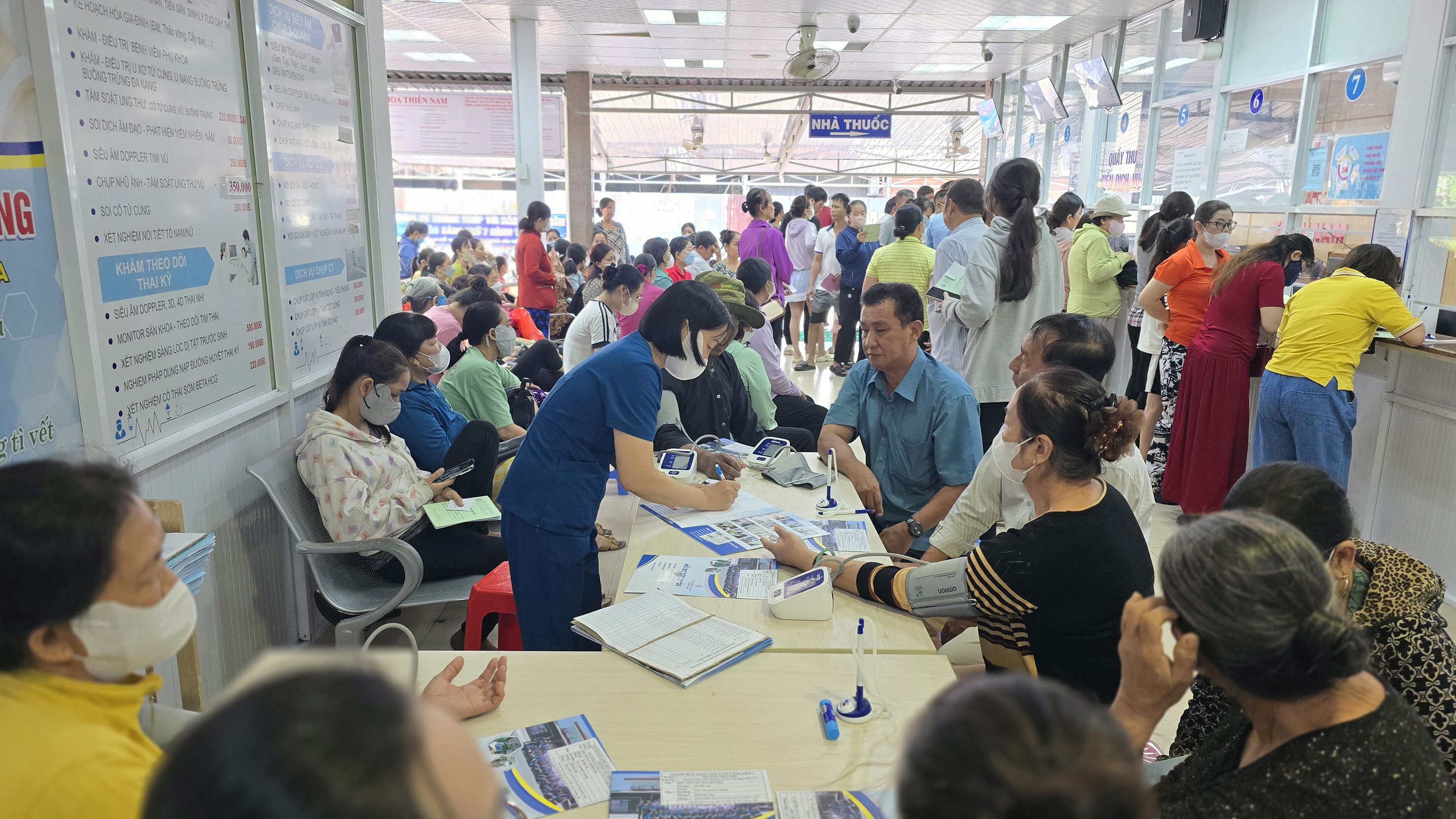 Người dân Long Sơn làm thủ tục khám bệnh.