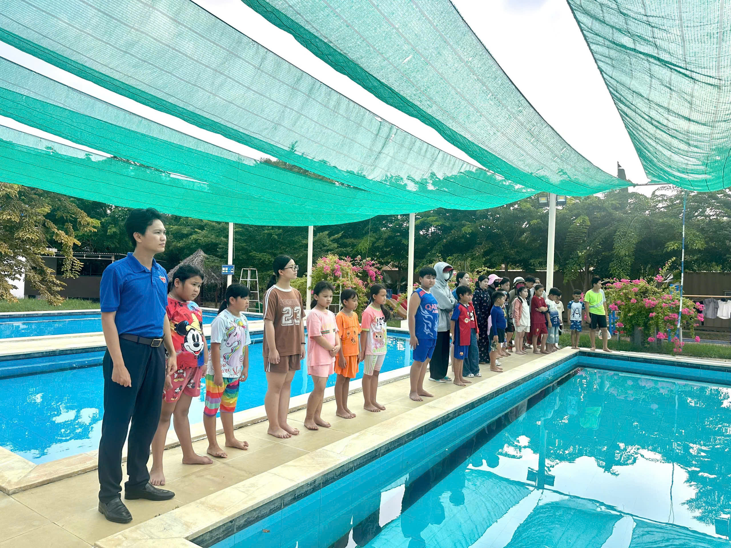 Thanh thiếu nhi tham gia tiết học được phổ biến kiến thức  lý thuyết về kỹ năng bơi trước khi xuống nước.