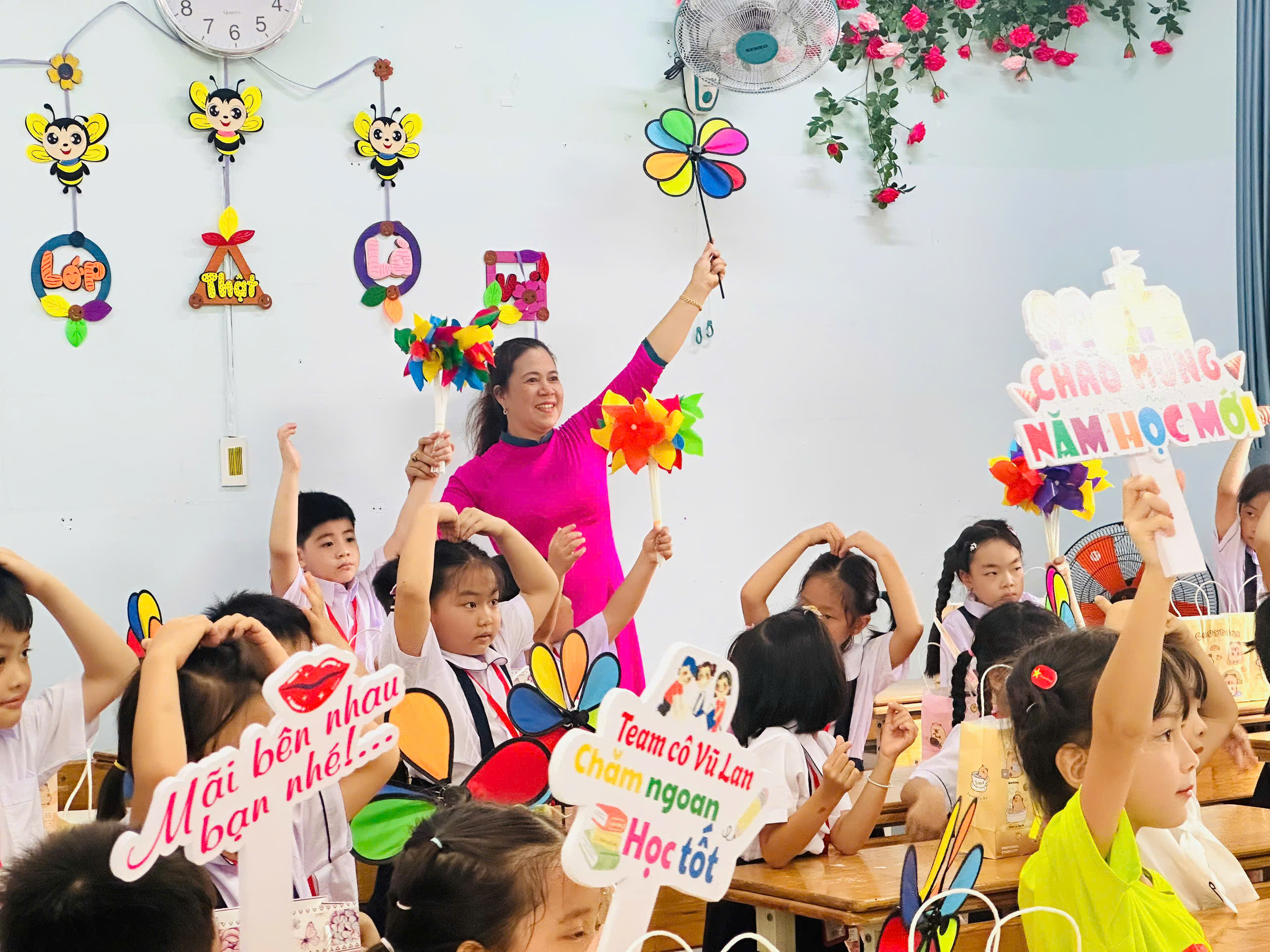 Học sinh lớp 1 hào hứng làm quen với trường, lớp mới.