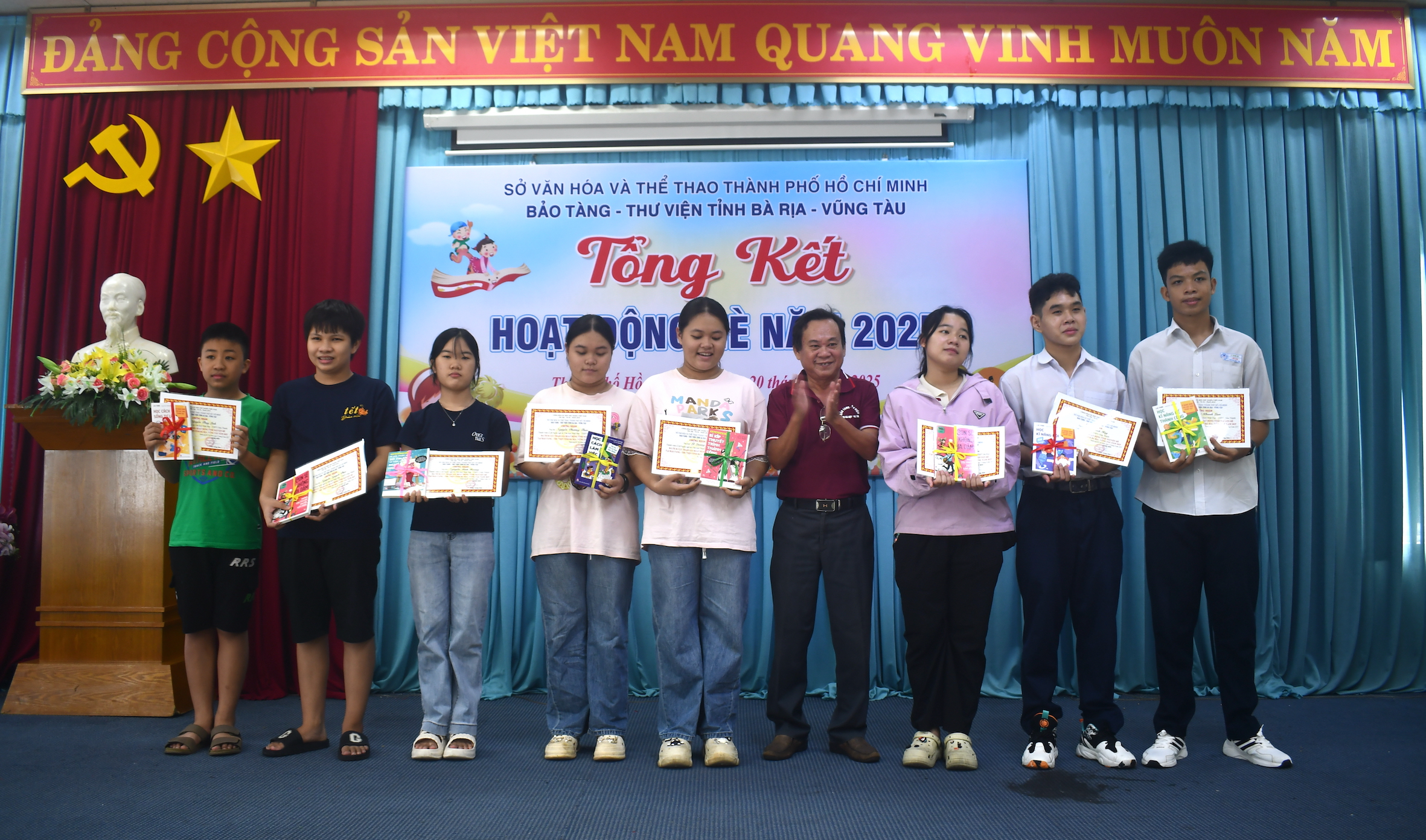 Các cộng tác viên, tình nguyện tham gia hoạt động hè được Bảo tàng-Thư viện tỉnh trao chứng nhận.