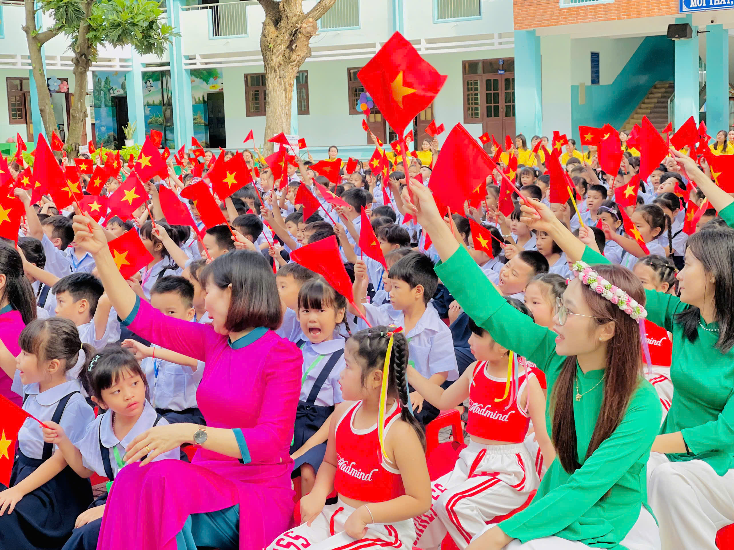 Các em học sinh lớp 1 giao lưu tại sân trường.