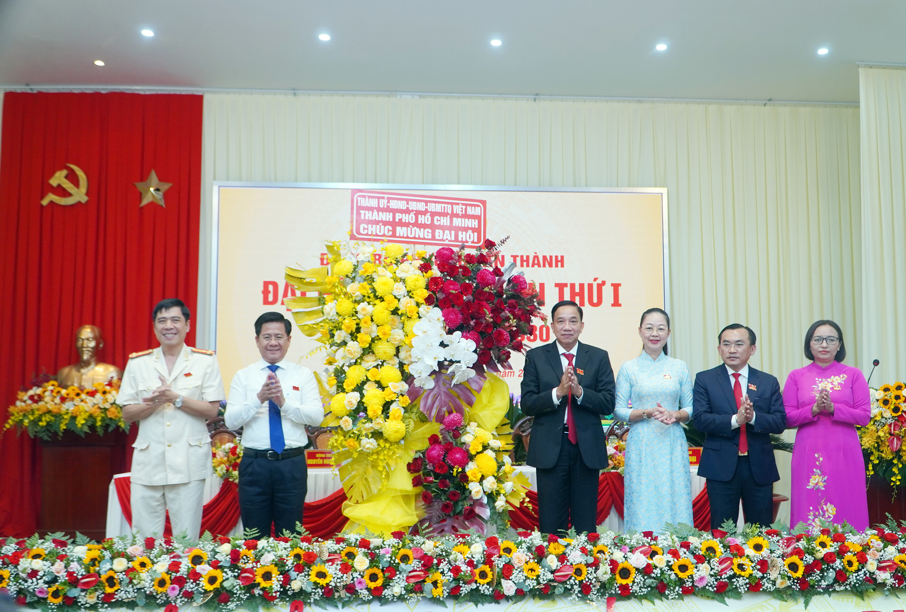 Đồng chí Bùi Chí Thành, Ủy viên Ban Thường vụ Thành ủy (phụ trách Đảng bộ phường Tân Thành), Bí thư Đảng ủy phường Phú Mỹ tặng hoa chúc mừng Đại hội.