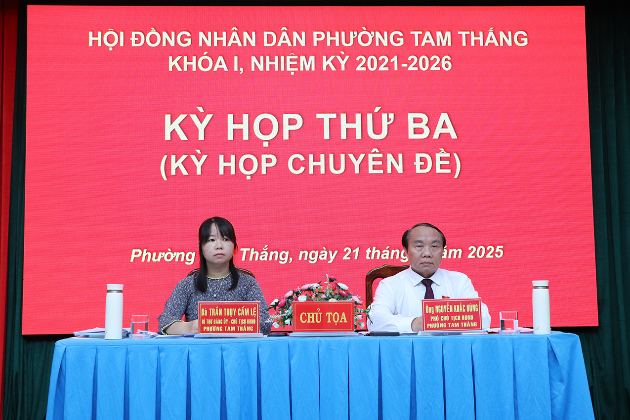 Đồng chí Trần Thụy Cẩm Lệ, Bí thư Đảng ủy, Chủ tịch HĐND phường và đồng chí Nguyễn Khắc Hùng, Phó Chủ tịch HĐND phường đồng chủ tọa kỳ họp.