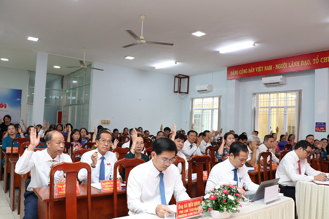 Đại biểu biểu quyết thông qua các nội dung tại Kỳ họp.