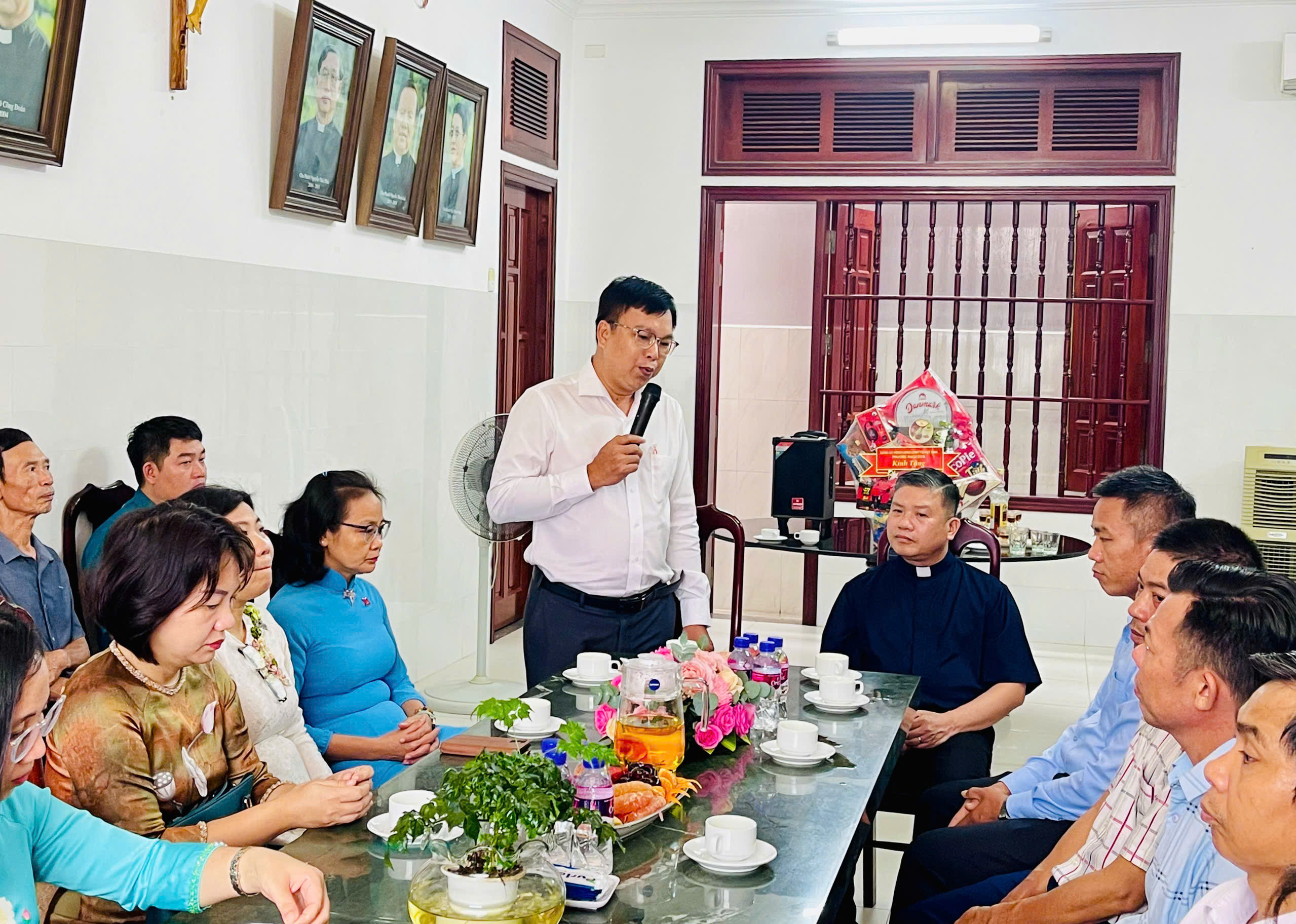  Lãnh đạo phường đã thông tin tình hình thực hiện mô hình chính quyền hai cấp ở địa phương và tình hình thực hiện nhiệm vụ phát triển kinh tế - xã hội, bảo đảm quốc phòng - an ninh trong thời gian qua.