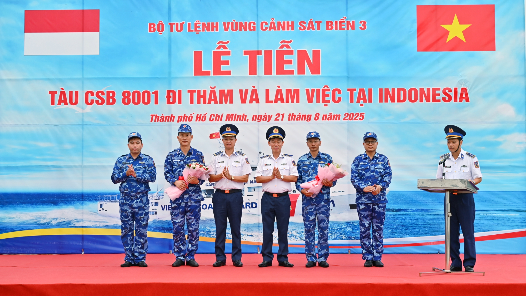 Thủ trưởng BTL Vùng CSB 3 tặng hoa cho đại diện đoàn công tác trước khi lên đường thực hiện nhiệm vụ tại Indonesia.