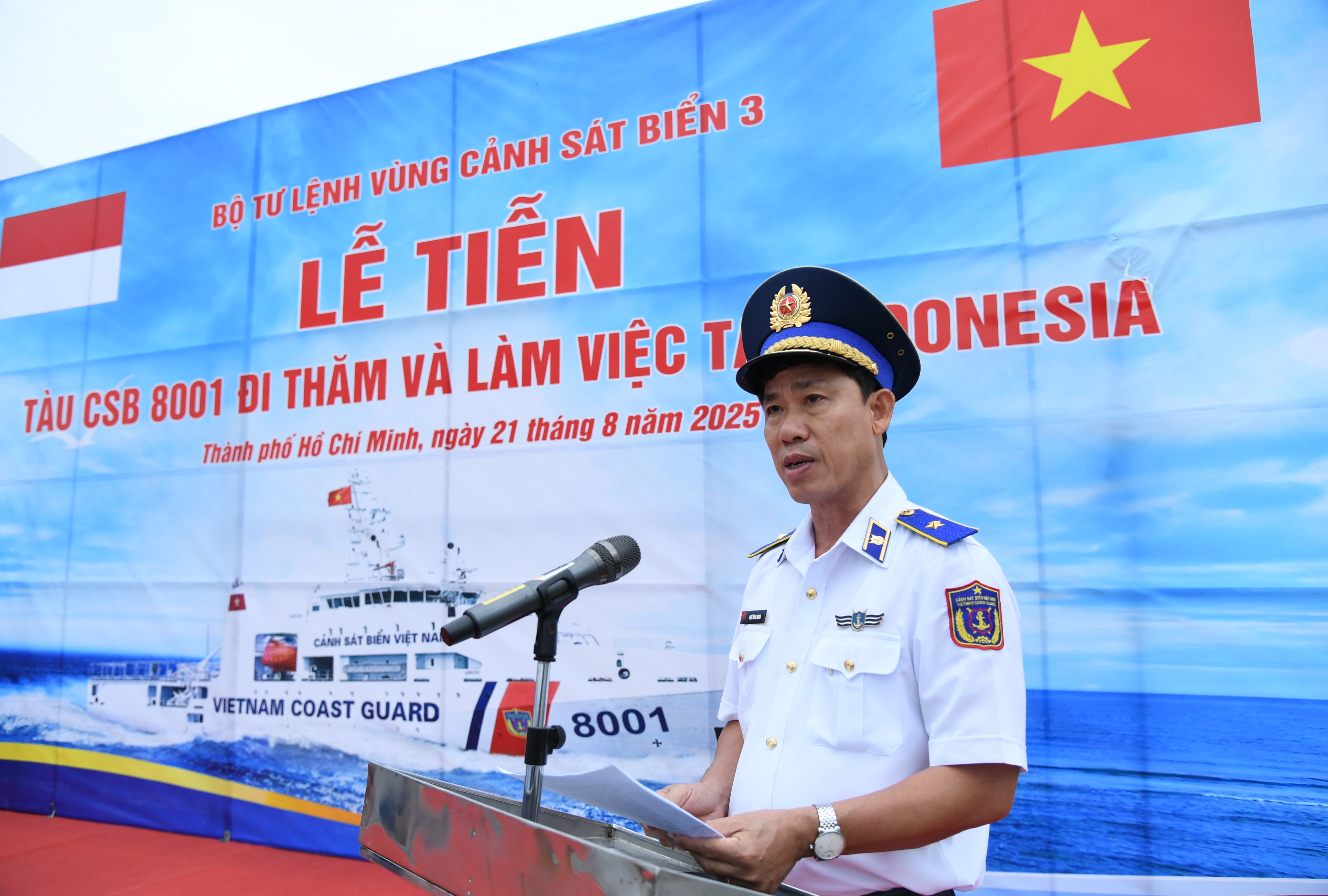Thiếu tướng Ngô Bình Minh, Tư lệnh Vùng CSB 3 phát biểu tại lễ tiễn Tàu 8001 lên đường thực hiện nhiệm vụ tại Indonesia.