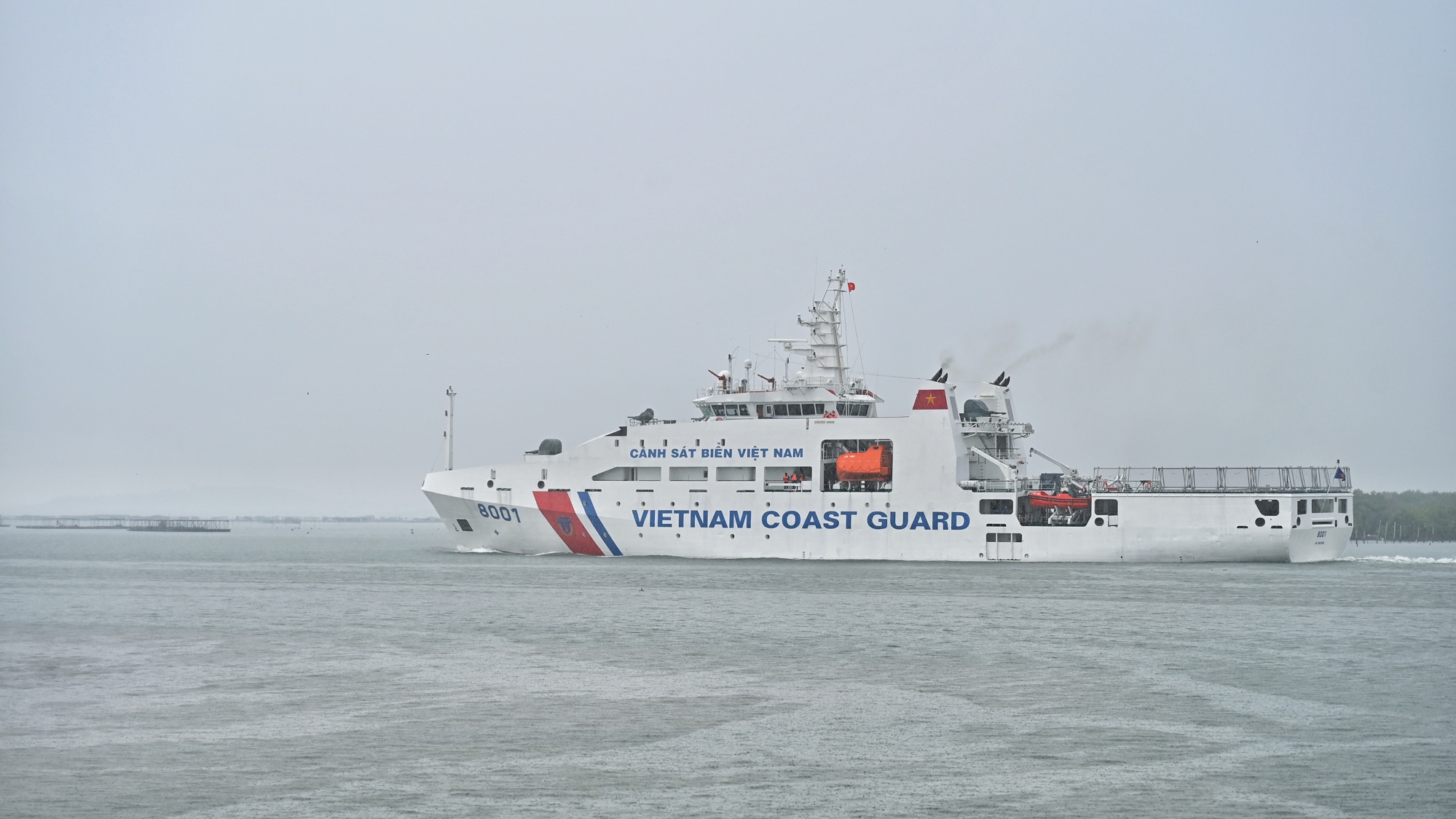 Tàu CSB 8001 rời cảng lên đường thực hiện nhiệm vụ tại Indonesia.