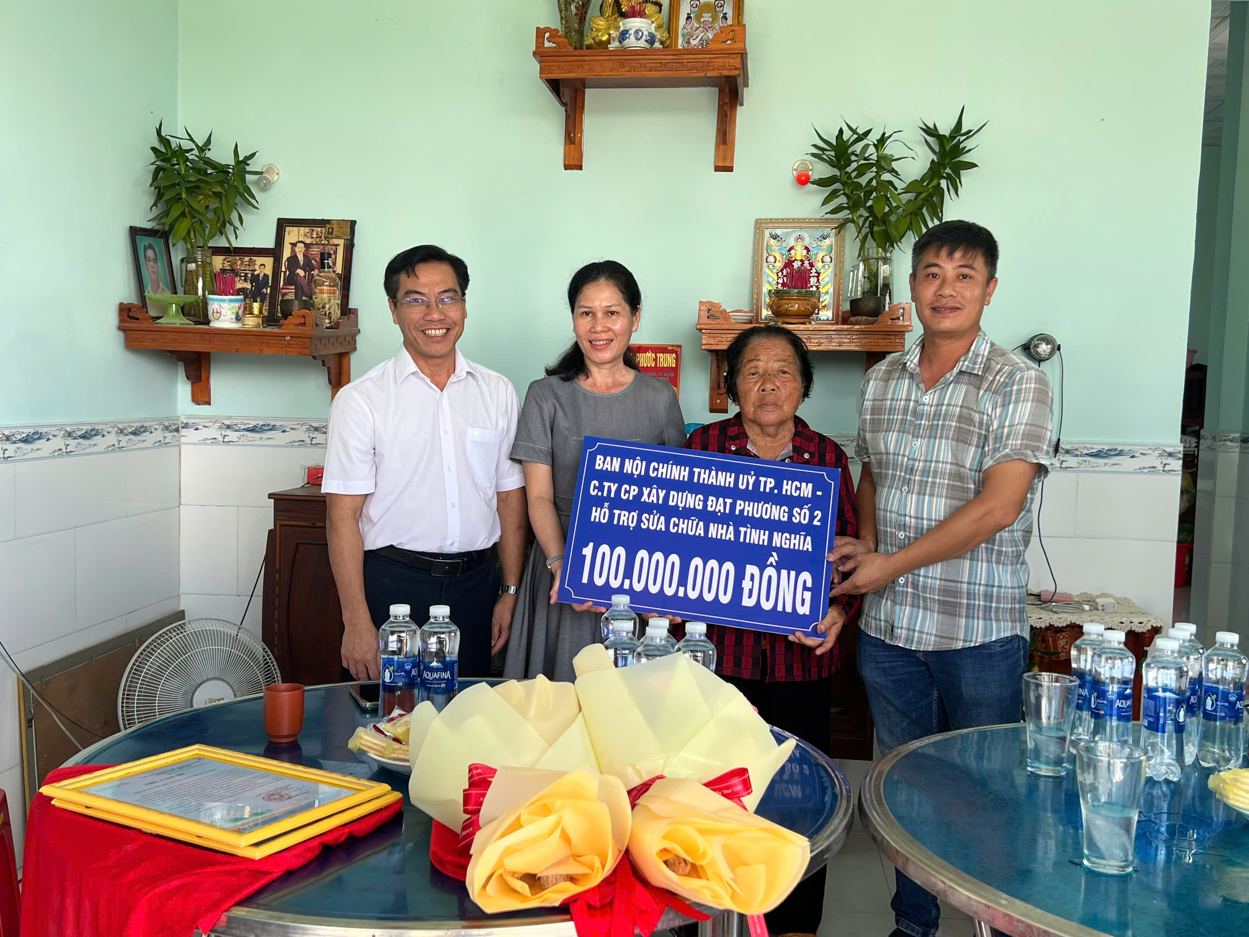Bà Trần Thị Bạch Huệ, Phó Trưởng Ban Nội chính Thành ủy TPHCM và đại diện DN trao nhà tình nghĩa cho bà Nguyễn Thị Hoa.