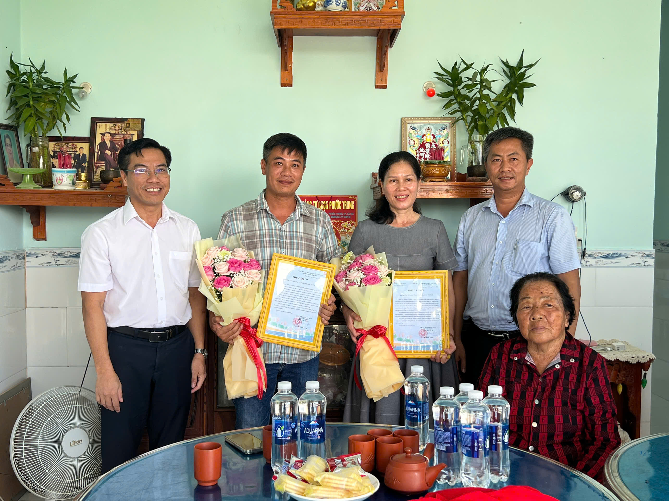 Đại diện lãnh đạo Đảng ủy, UBND phường Tam Long (TPHCM) trao thư cảm ơn cho Bạn Nội chính Thành uỷ TPHCM và DN.