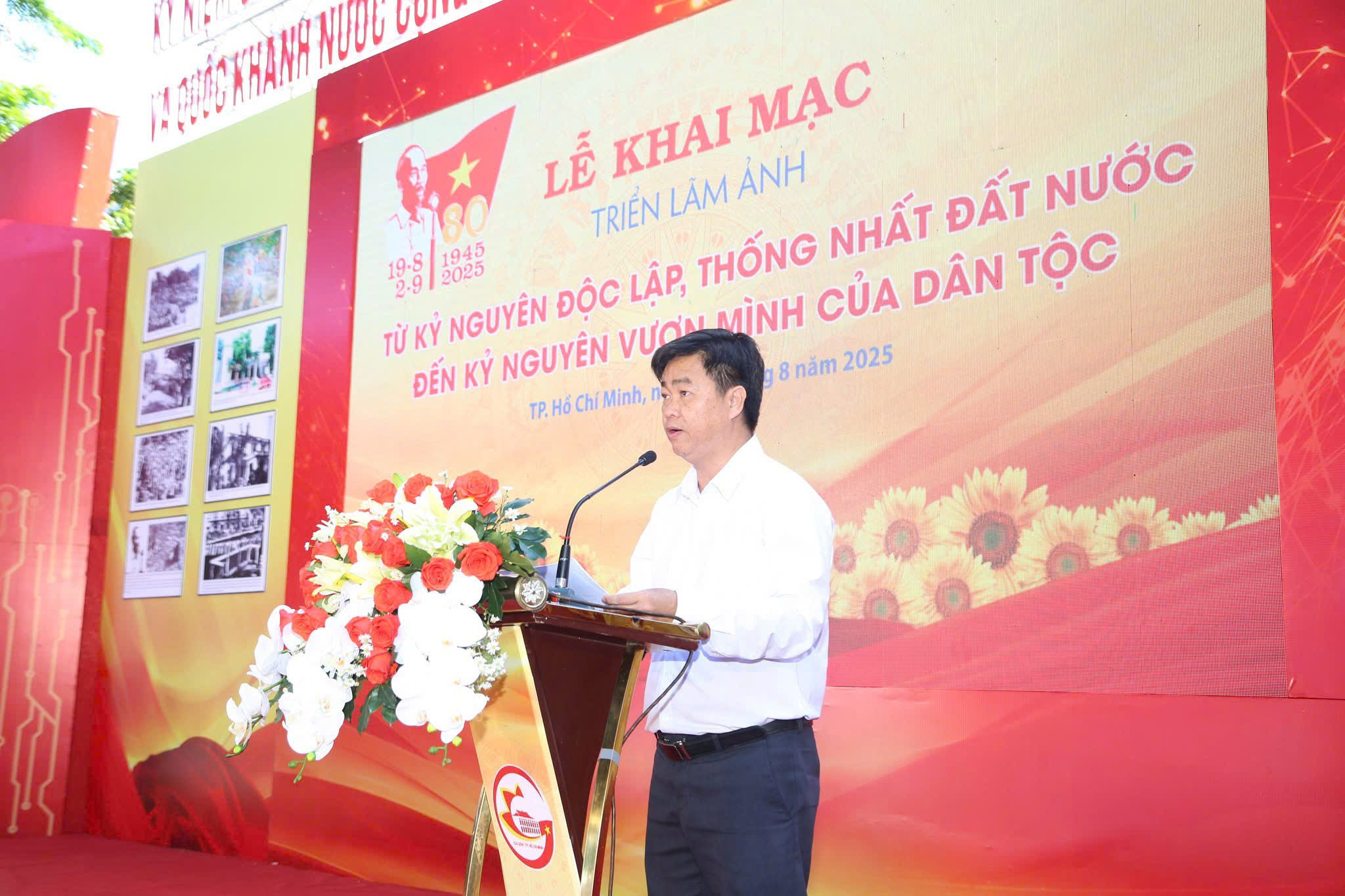 Ông Lê Văn Minh, Phó Ban Tuyên giáo và Dân vận Thành ủy TP HCM phát biểu khai mạc triển lãm.