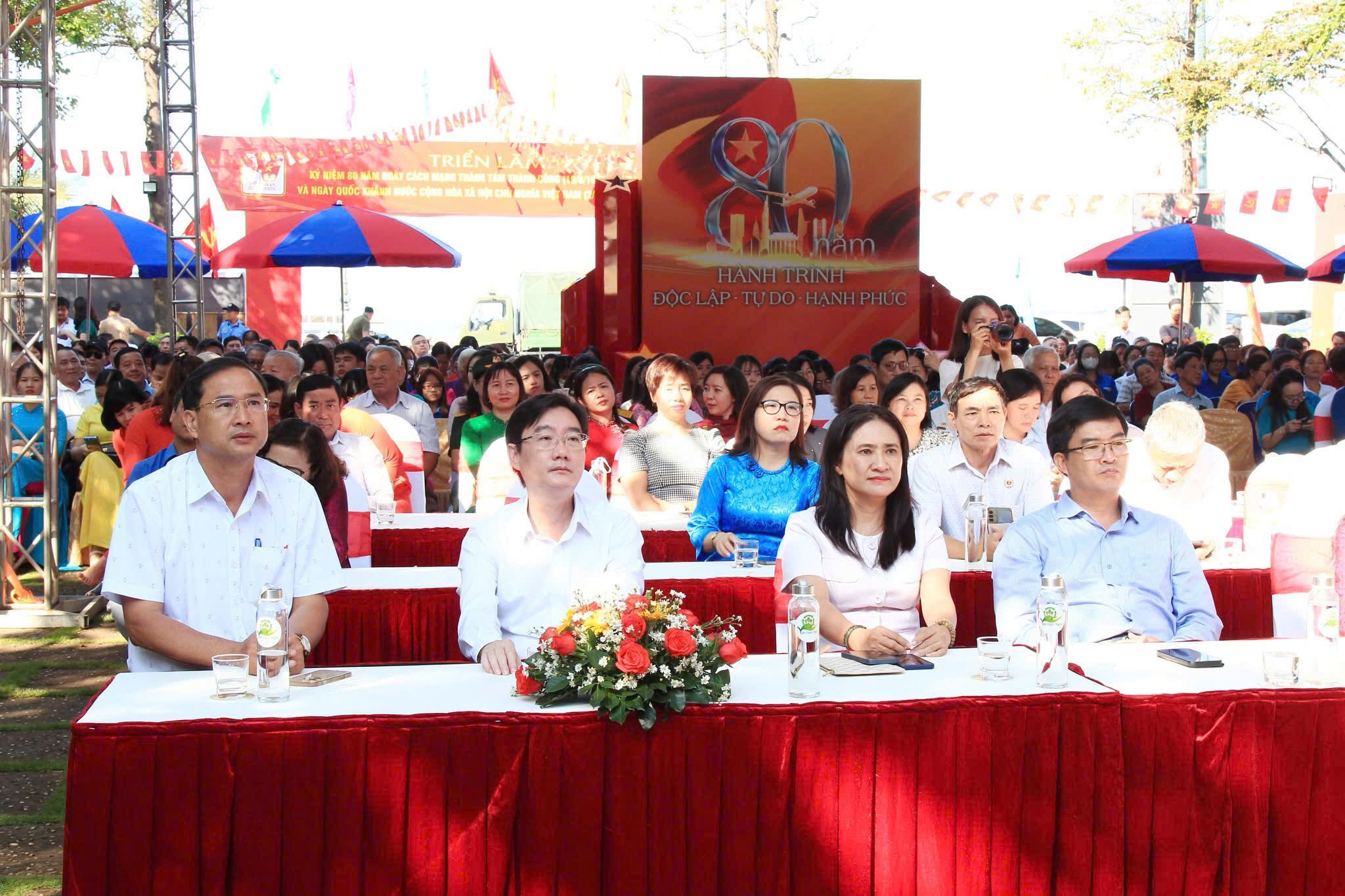 Các đại biểu tham dự lễ khai mạc.
