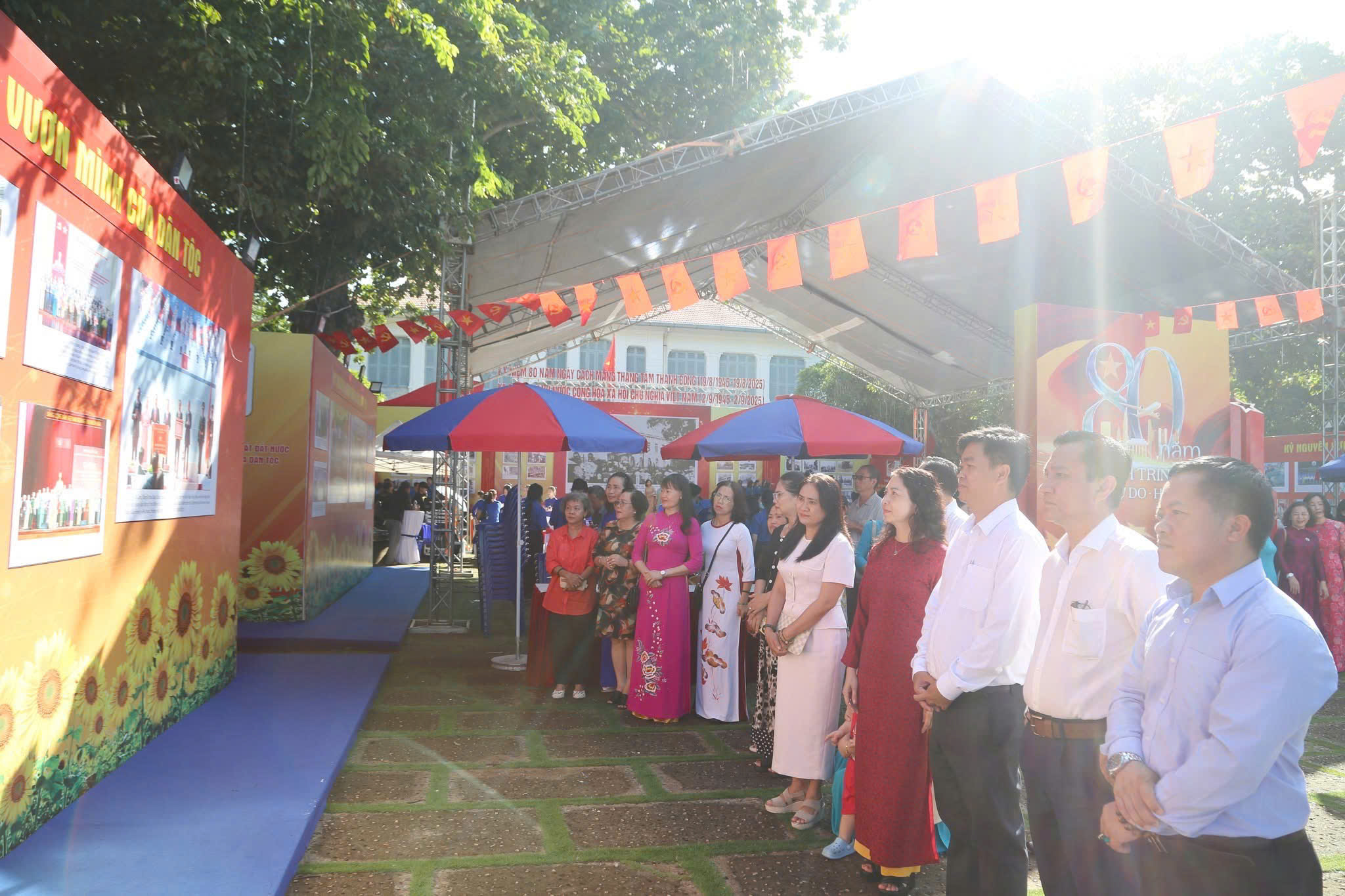 Các đại biểu tham quan triển lãm.