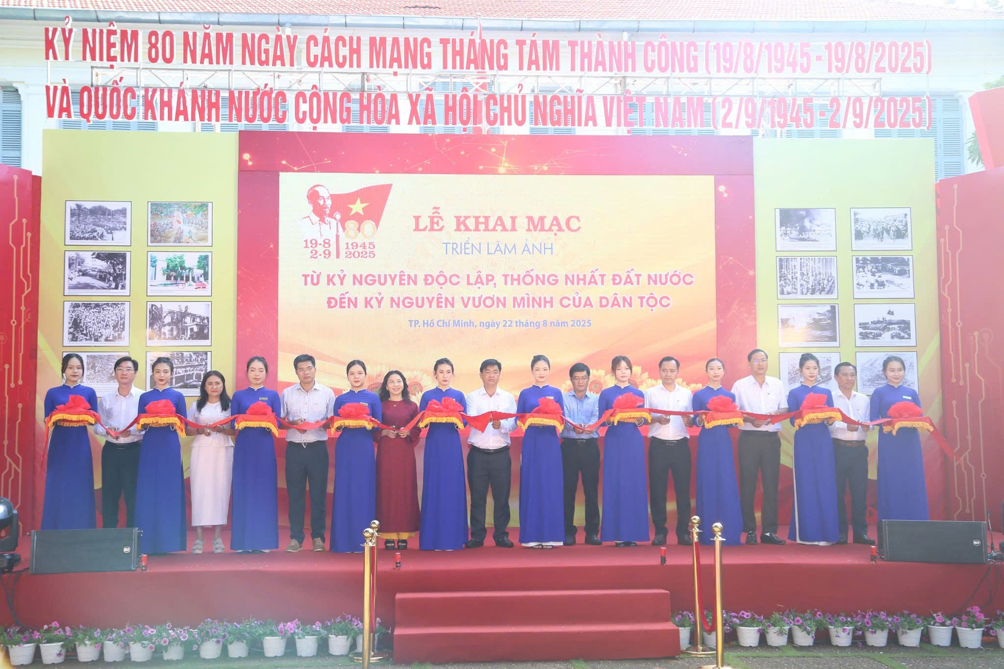 Các đại biểu cắt băng khai mạc triển lãm.