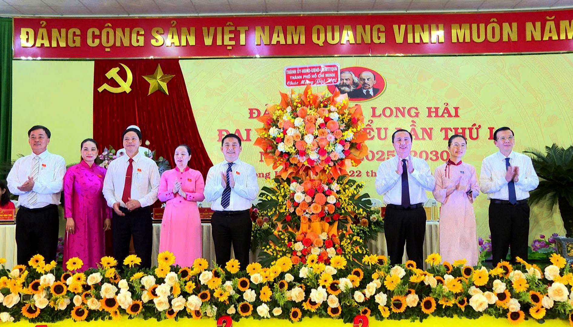 Lãnh đạo TPHCM tặng hoa chúc mừng Đại hội.