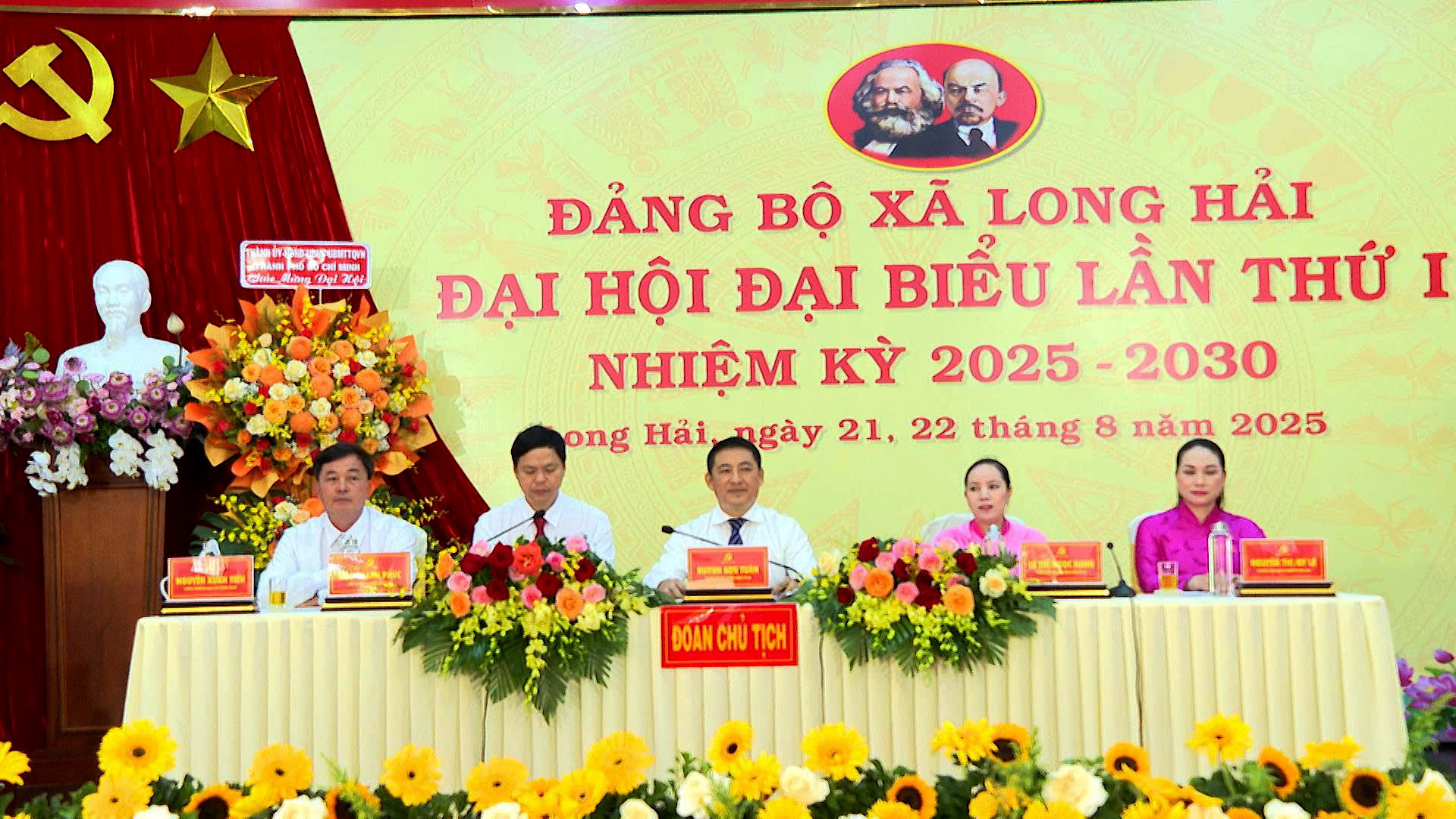 Đoàn Chủ tịch điều hành Đại hội.