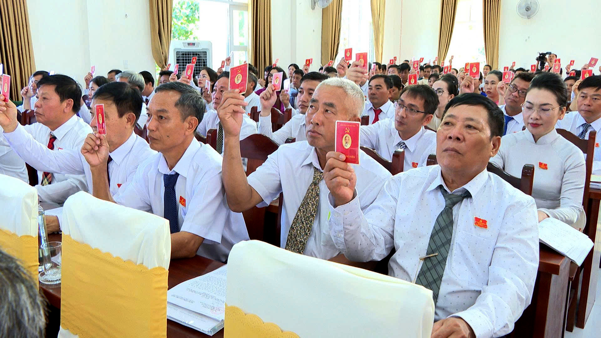 Các đại biểu biểu quyết thông qua Nghị quyết Đại hội.
