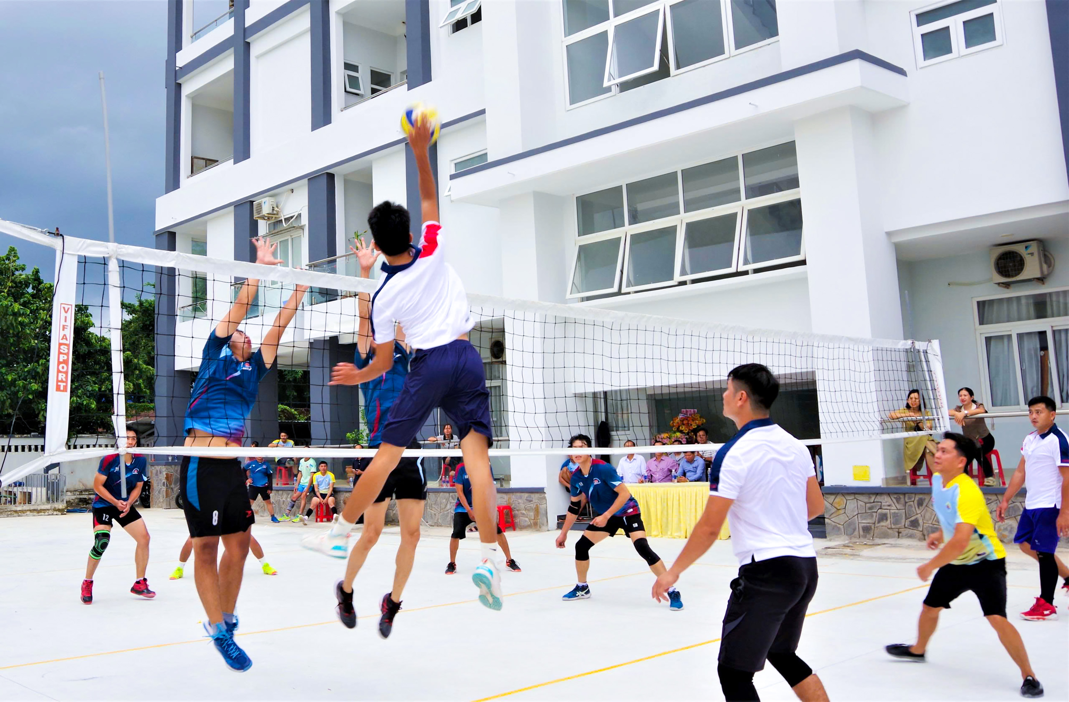 Một pha bóng tại giải.