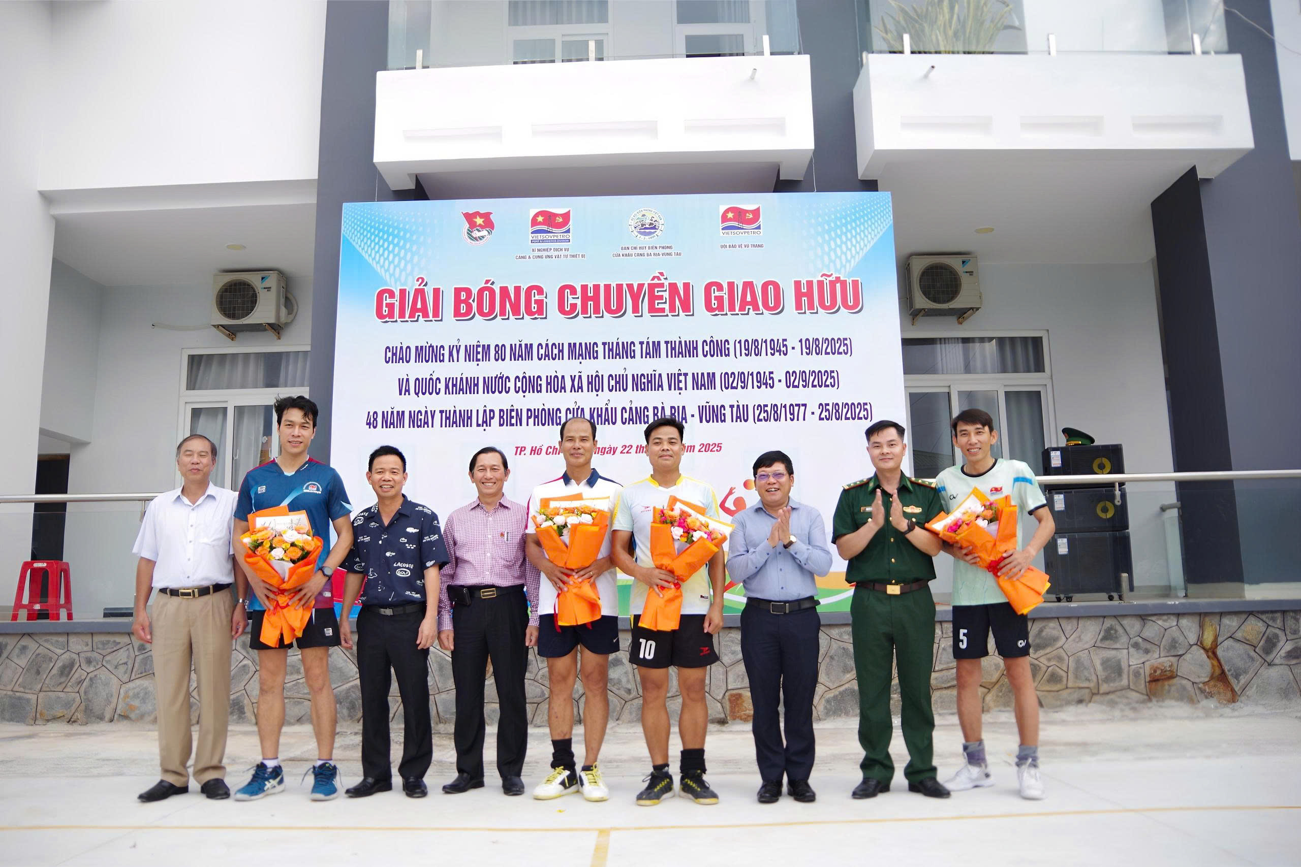 Ban Tổ chức trao tặng hoa và quà cho các đội đạt thành tích cao tại giải.