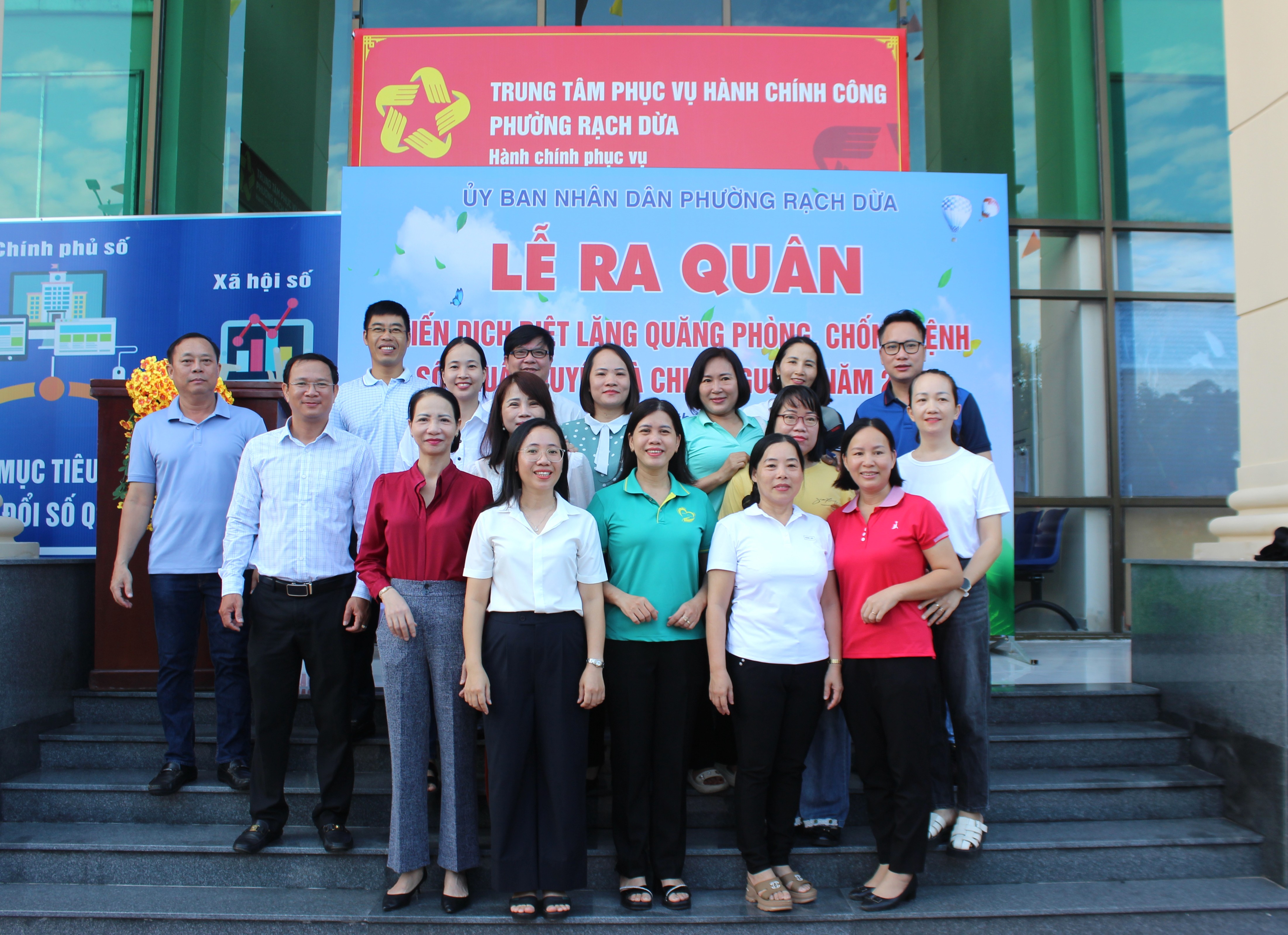 Cac đại biểu tham dự lễ ra quân.