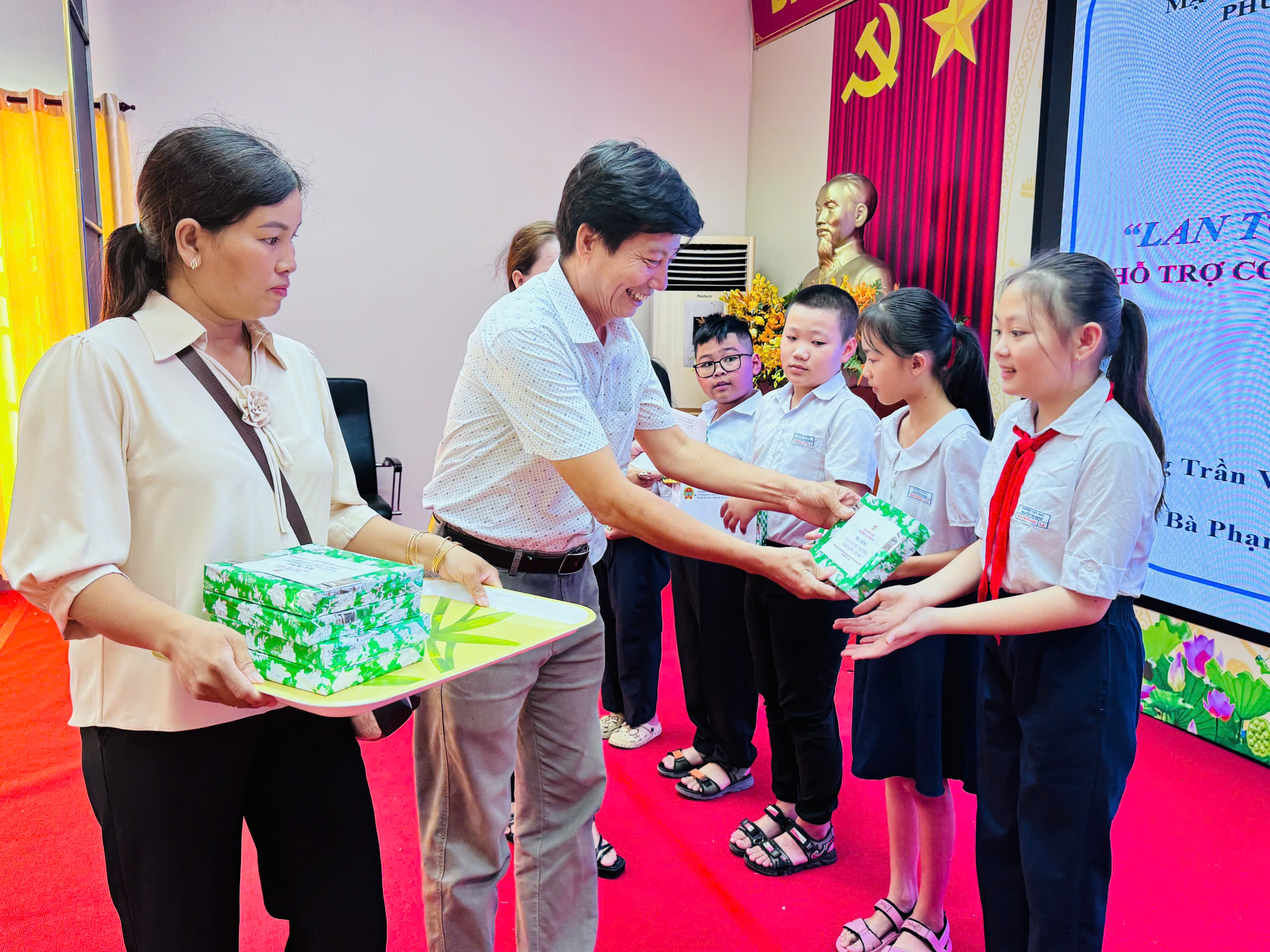 Mỗi suất học bổng trị giá 550 ngàn đồng được Hội Nông dân phường Tân Phước trao đến các em có hoàn cảnh khó khăn. Ảnh: BÌNH BÌNH