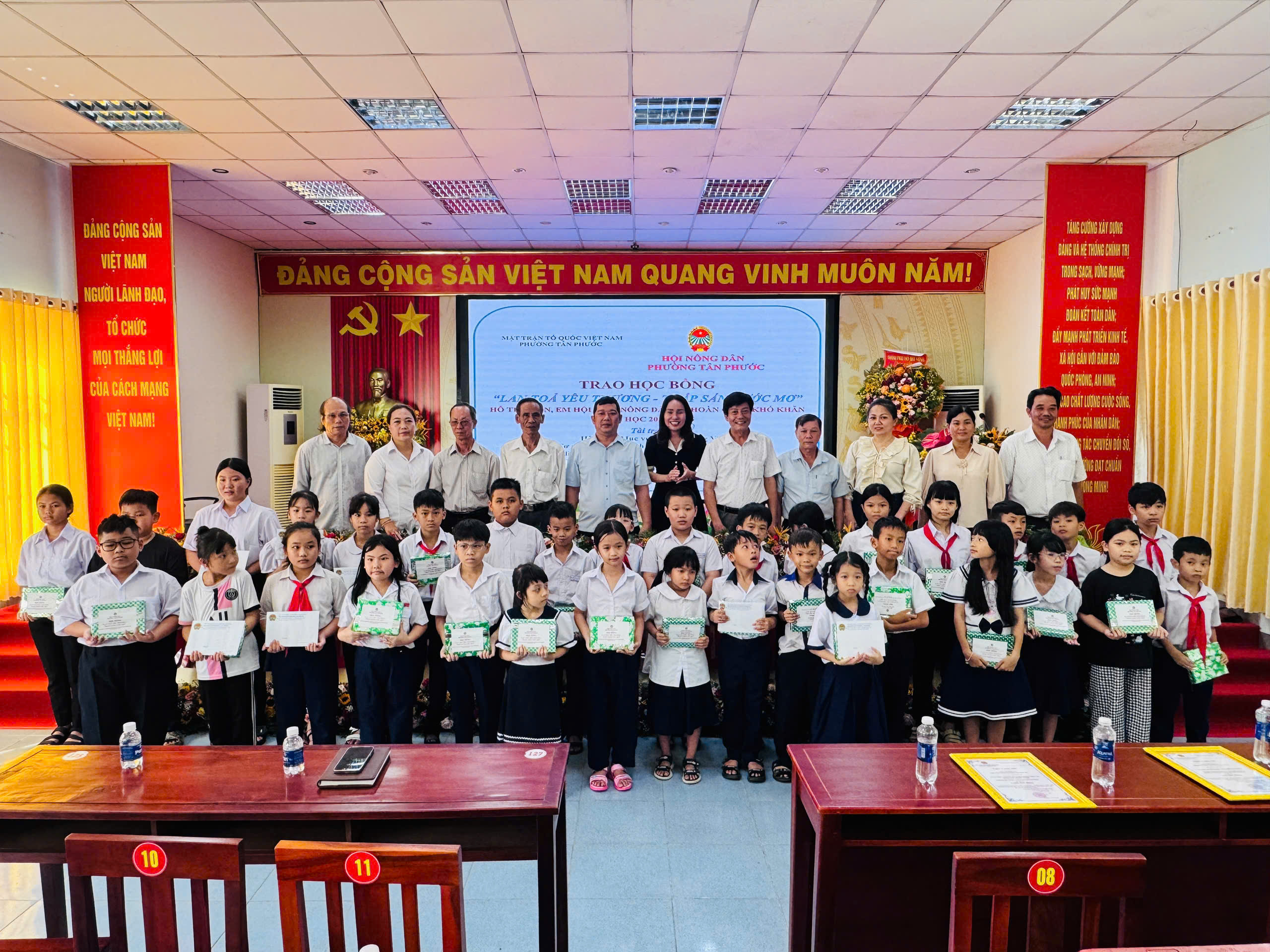 Hội Nông dân phường Tân Phước (TPHCM) tổ chức chương trình trao học bổng “Lan toả yêu thương, thắp sáng ước mơ”.