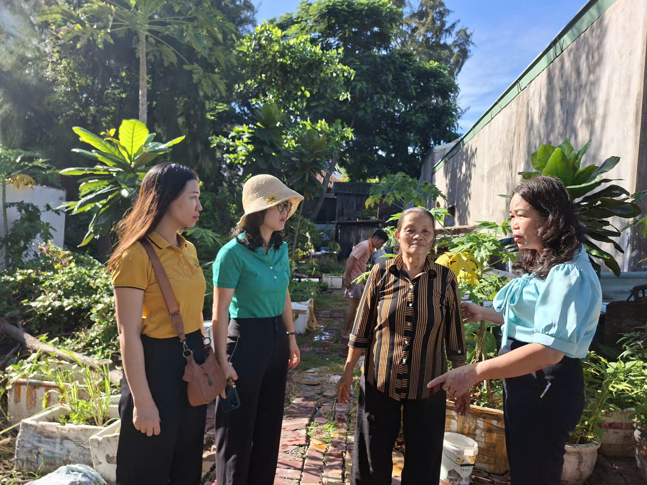 Đại diện UBND phường Tam Thắng nhắc nhở người dân thực hiện các biện pháp loại bỏ lăng quăng.