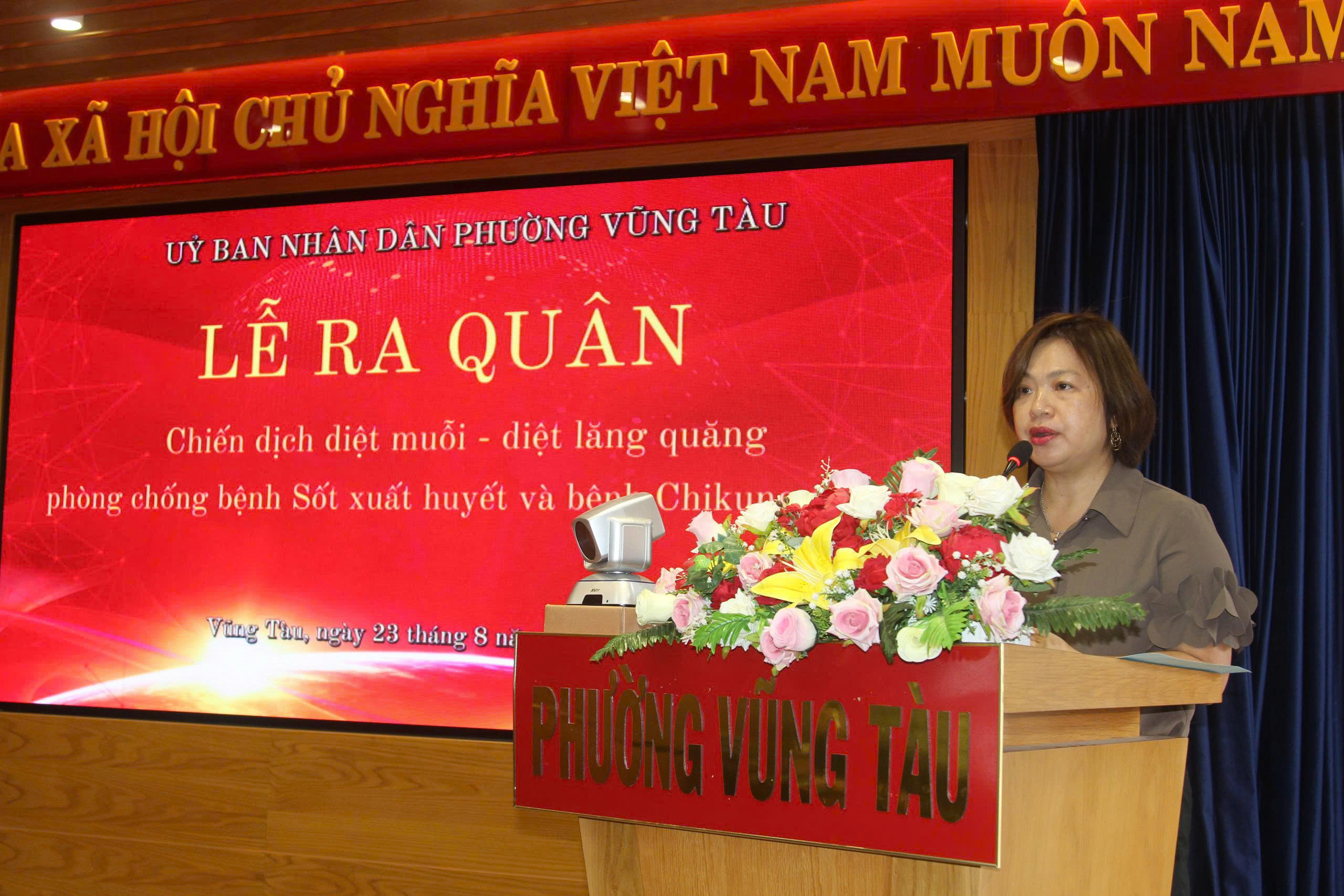 Bà Trần Thị Bích Vân, Phó Chủ tịch UBND phường Vũng Tàu phát biểu tại buổi lễ ra quân.