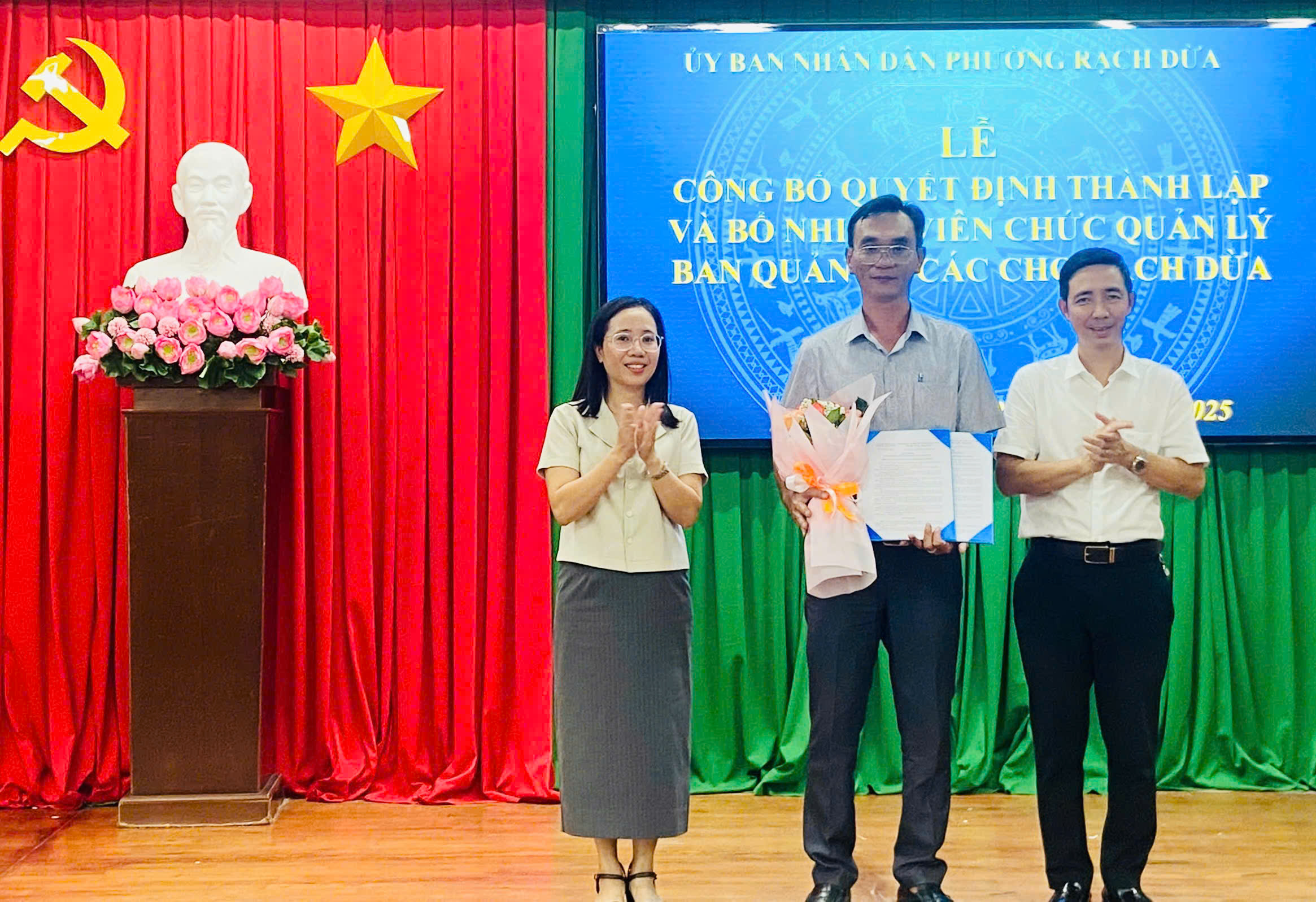 Chủ tịch UBND phường cũng trao Quyết định về bổ nhiệm viên chức quản lý; Quyết định về việc giao phụ trách Ban Quản lý các chợ Rạch Dừa. 