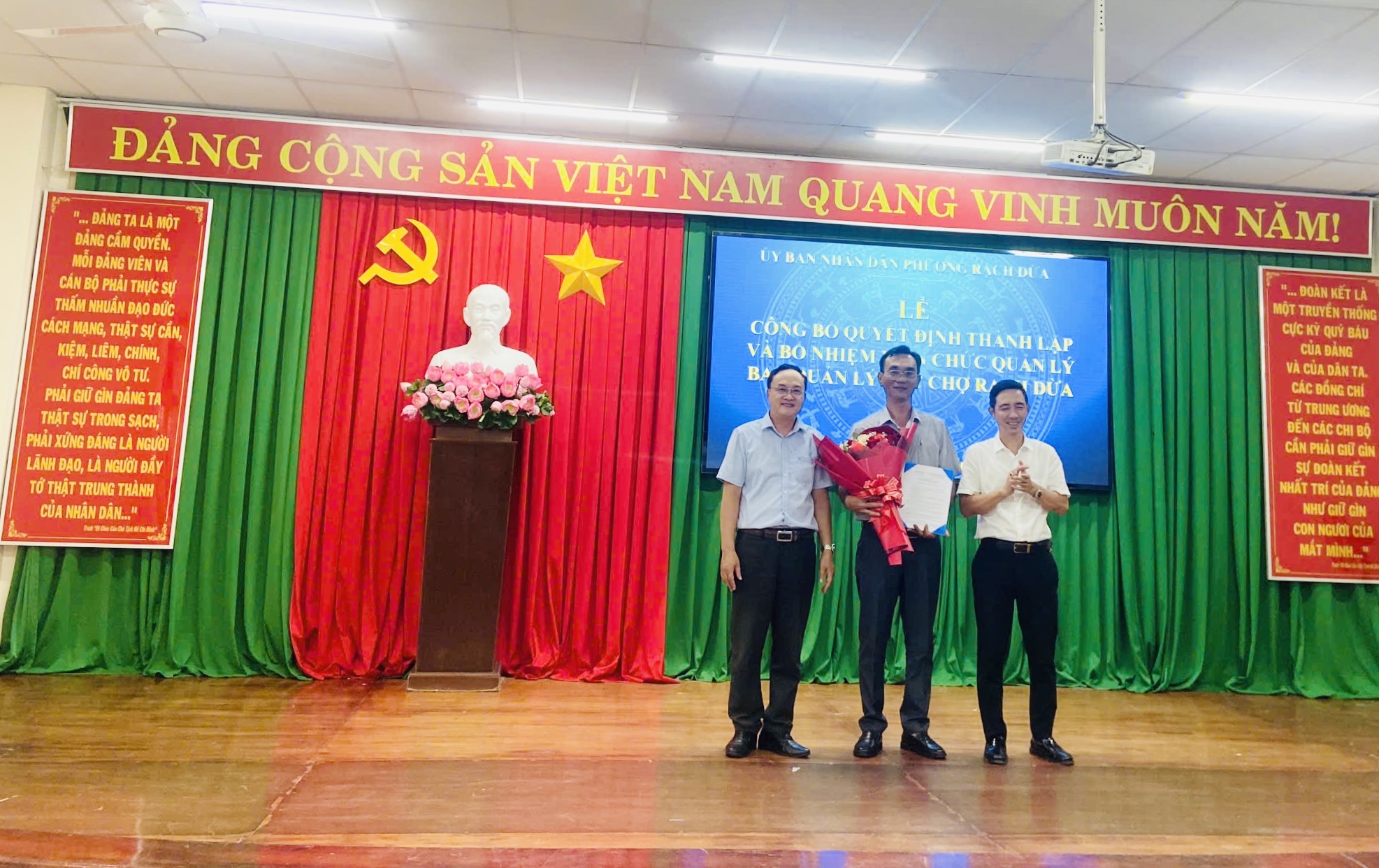 UBND phường đã công bố và trao Quyết định thành lập Ban Quản lý các chợ Rạch Dừa. 
