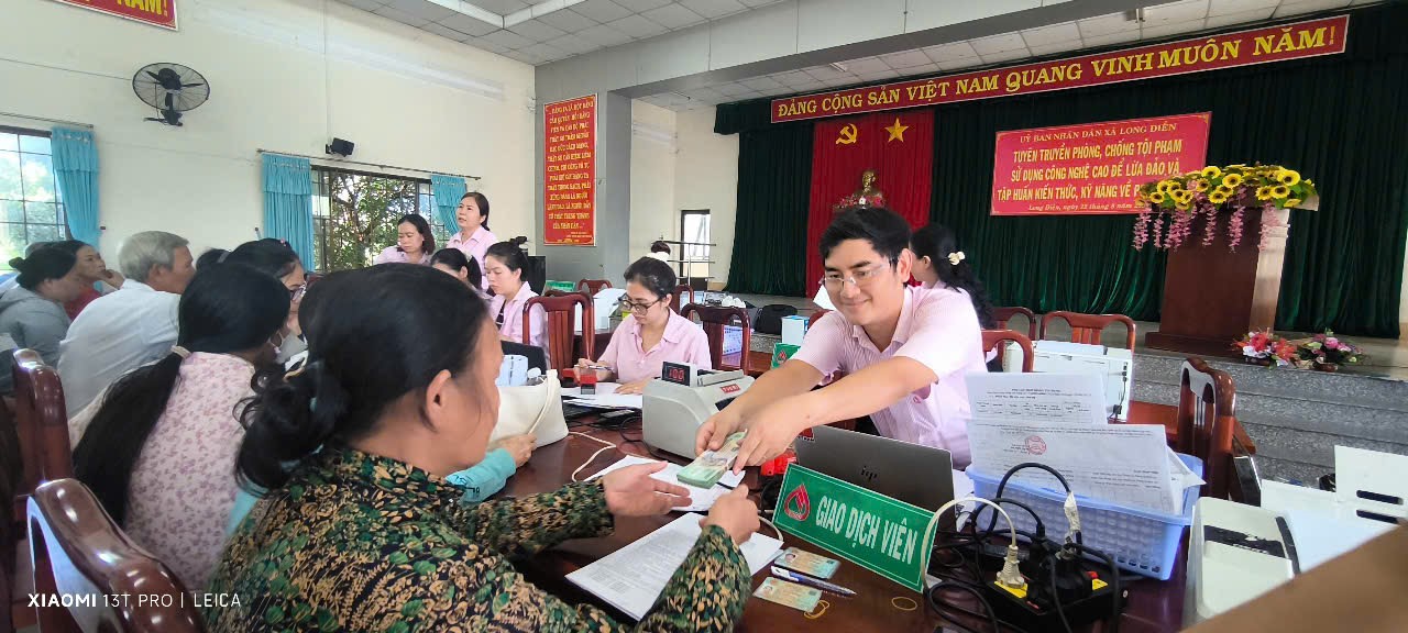 Người dân xã Long Điền nhận nguồn vốn vay từ NHCSXH