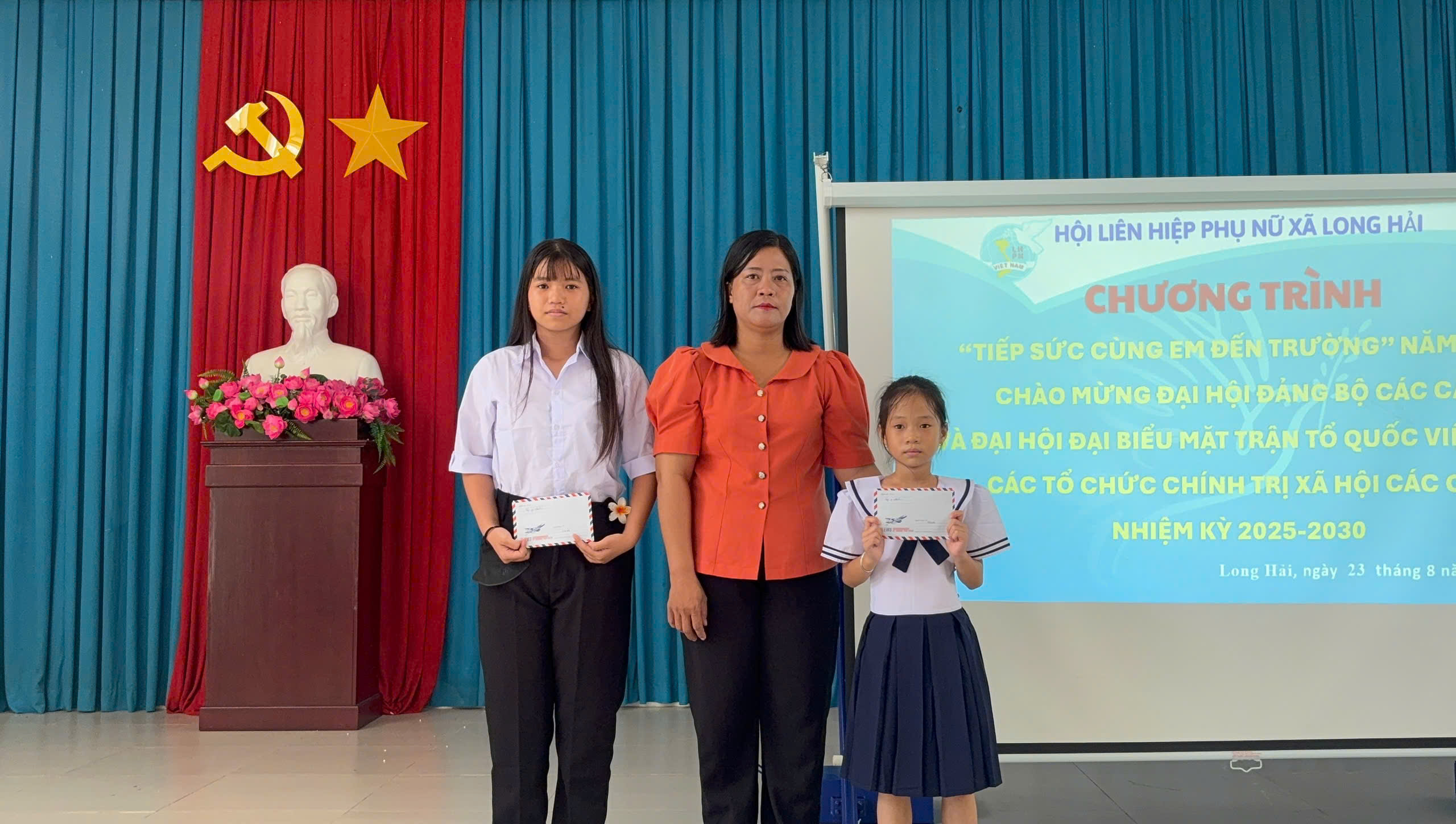 Hội LHPN xã Long Hải trao học bổng cho các em học sinh có hoàn cảnh khó khăn, hiếu học trên địa bàn xã.