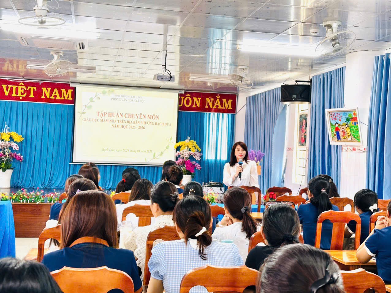Bà Nguyễn Thị Mai Liên, Phó Trưởng phòng Văn hóa - Xã hội phường Rạch Dừa phát biểu chỉ đạo.