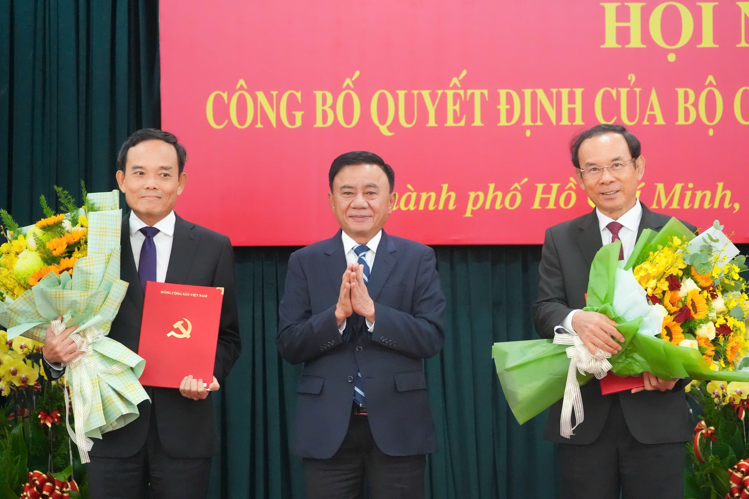 Thường trực Ban Bí thư Trần Cẩm Tú (giữa) trao quyết định và tặng hoa chúc mừng ông Nguyễn Văn Nên và ông Trần Lưu Quang.