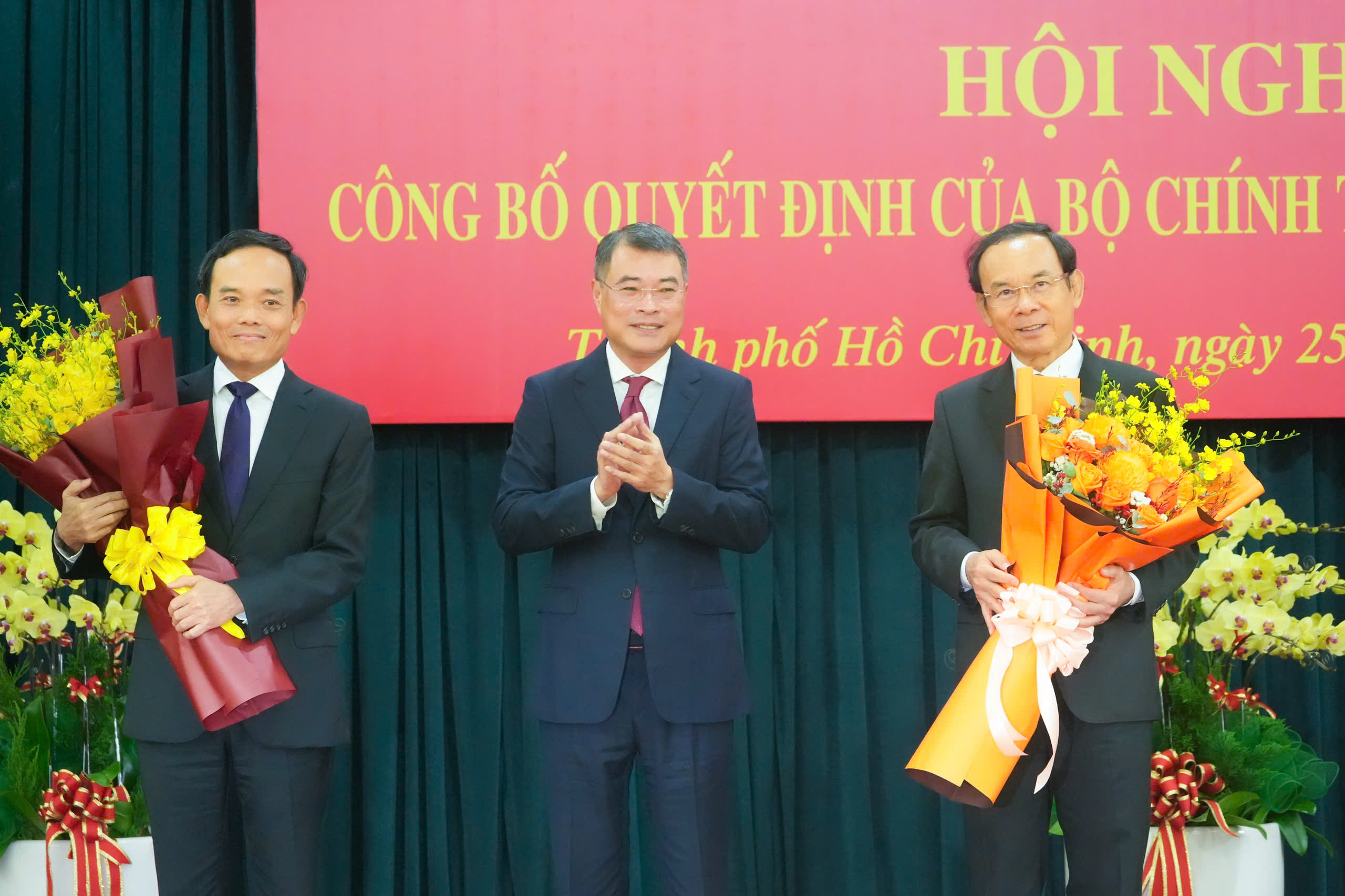 Trưởng Ban Tổ chức Trung ương Lê Minh Hưng (giữa) trao hoa chúc mừng ông Nguyễn Văn Nên và ông Trần Lưu Quang.