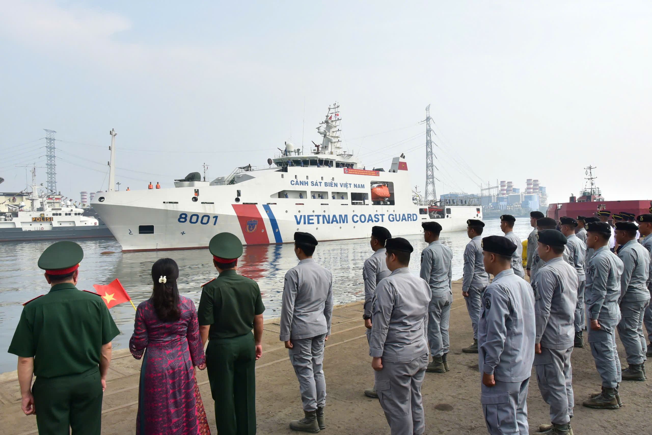Tàu Cảnh sát biển Việt Nam cập cảng thành phố Jakarta, Indonesia.
