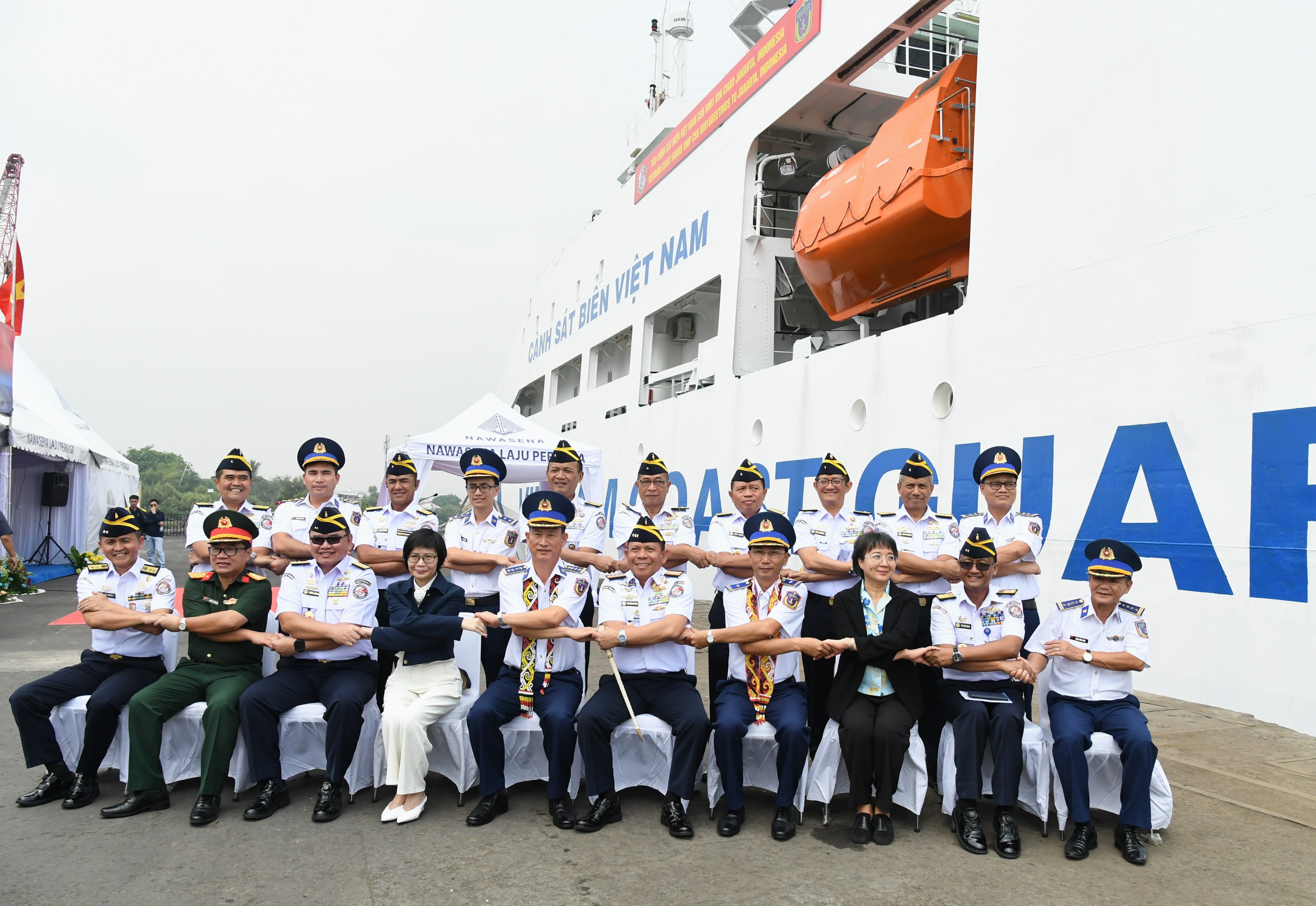 Đại diện lãnh đạo của hai lực lượng Cảnh sát biển Việt Nam và Indonesia chụp ảnh lưu niệm.