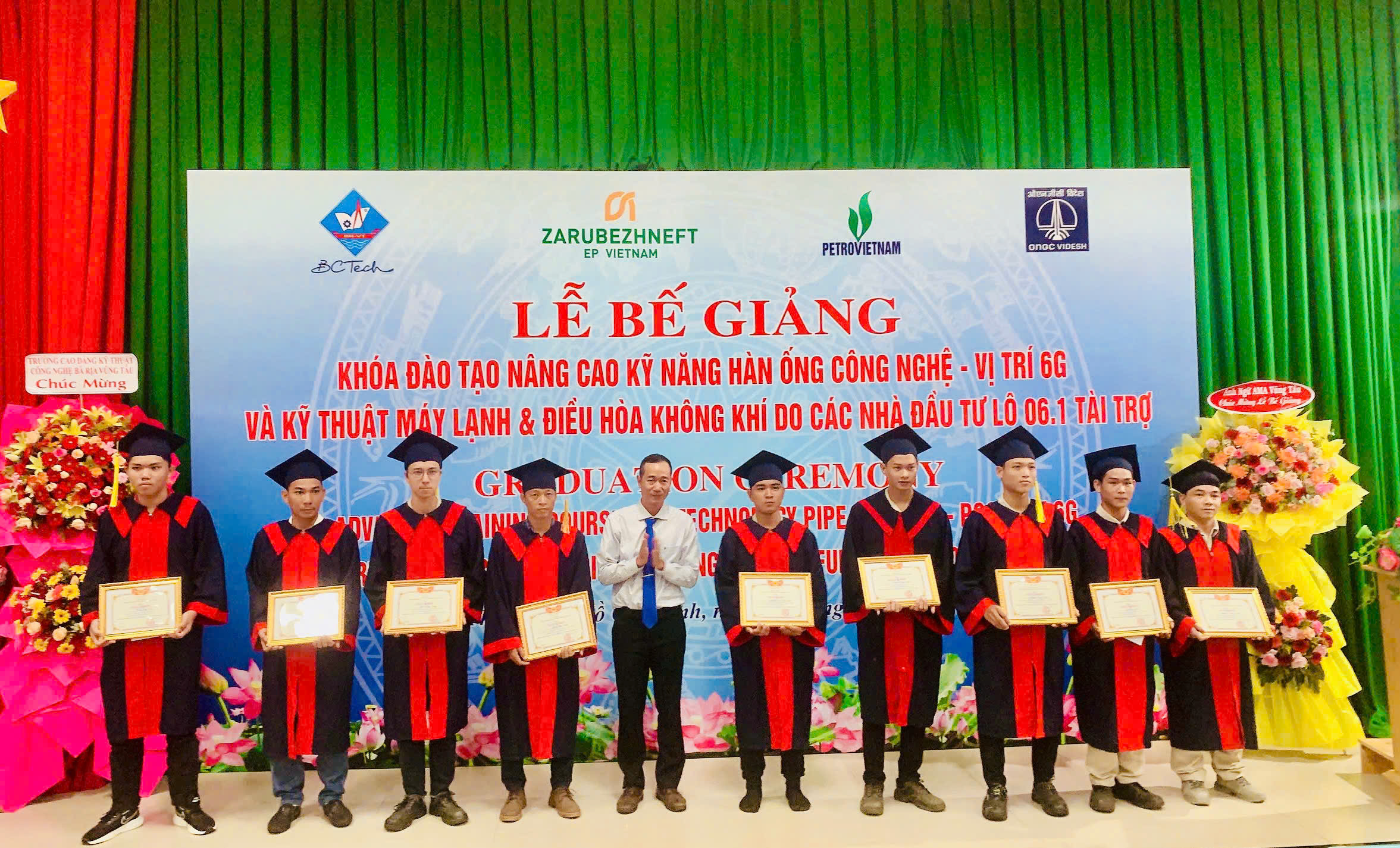 Đại diện nhà tài trợ trao Giấy khen cho các học viên tốt nghiệp loại Giỏi.