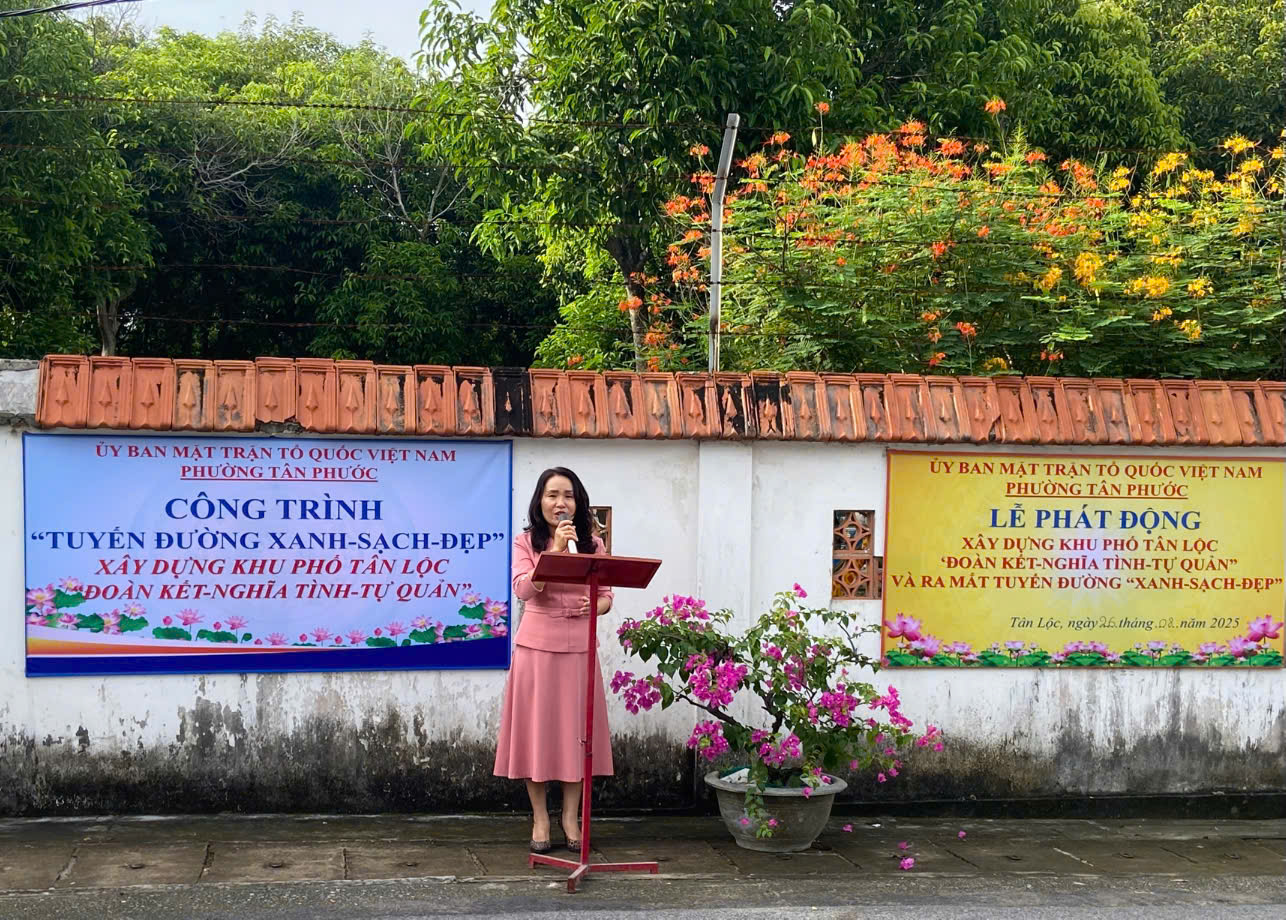 bà Ngô Thị Hồng Bích, Ủy viên Ban thường vụ Đảng ủy, Chủ tịch Ủy ban MTTQ Việt Nam phường Tân Phước 