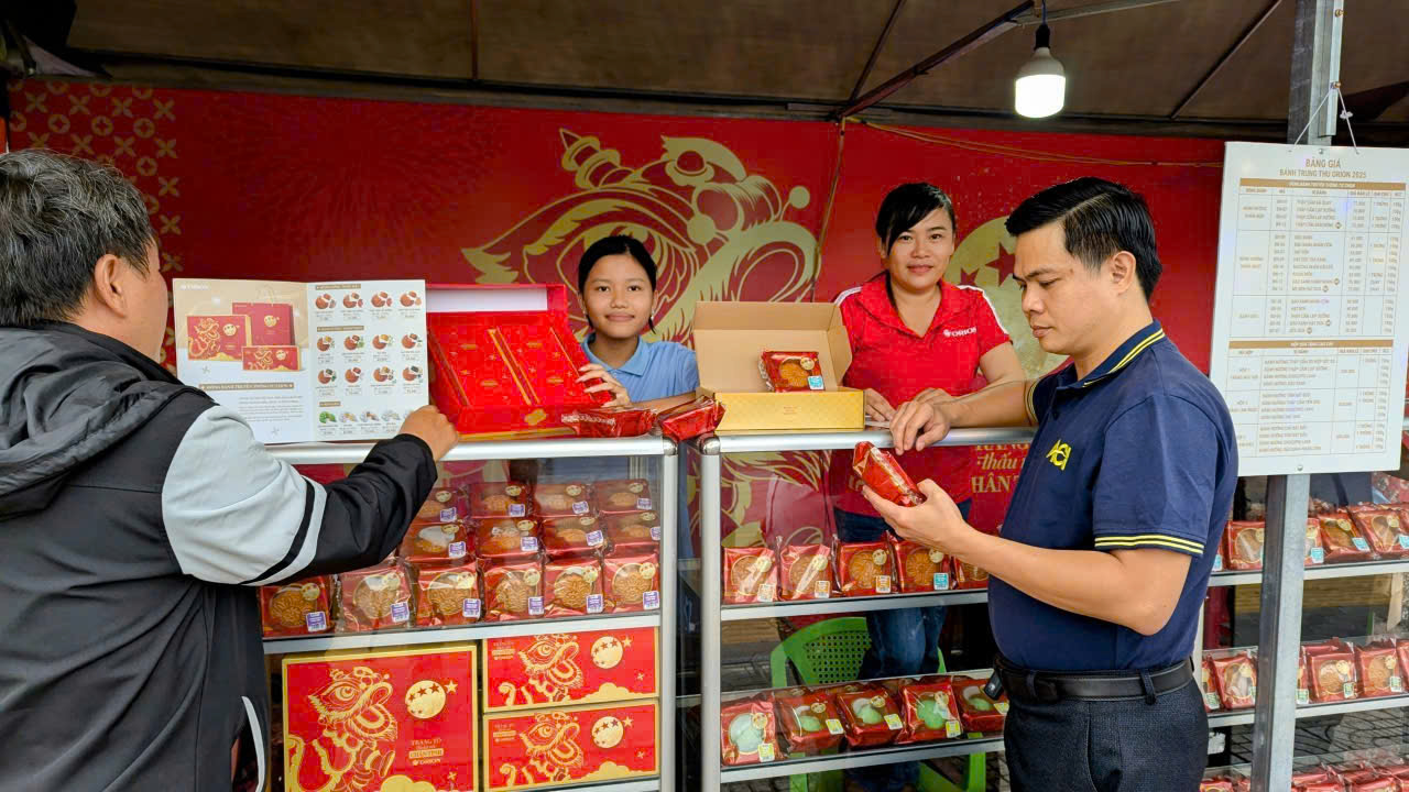 KKhách hàng mua sắm tại Orion Vina