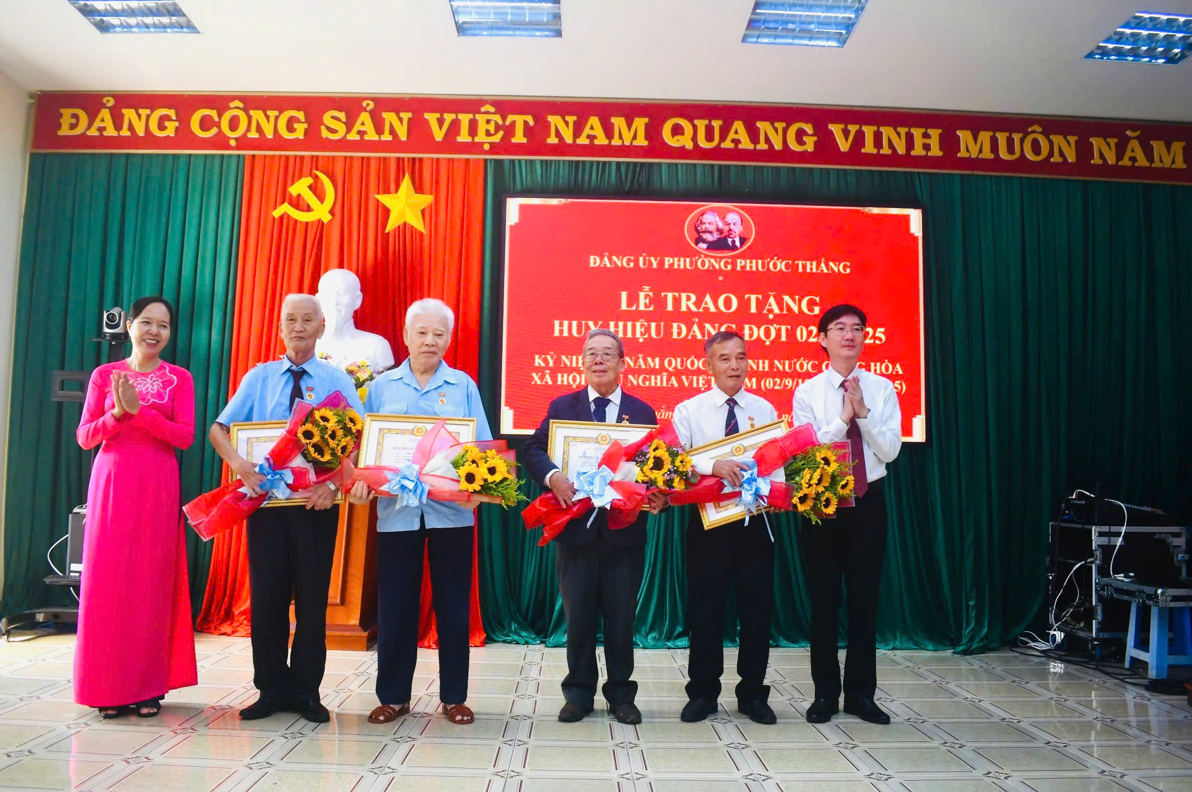 Ông Nguyễn Trường Giang, Bí thư Đảng ủy phường Phước Thắng và bà Nguyễn Thị Ánh Hồng, Phó Bí thư Thường trực Đảng ủy phường Phước Thắng trao Huy hiệu 55 năm tuổi Đảng đến các đảng viên.