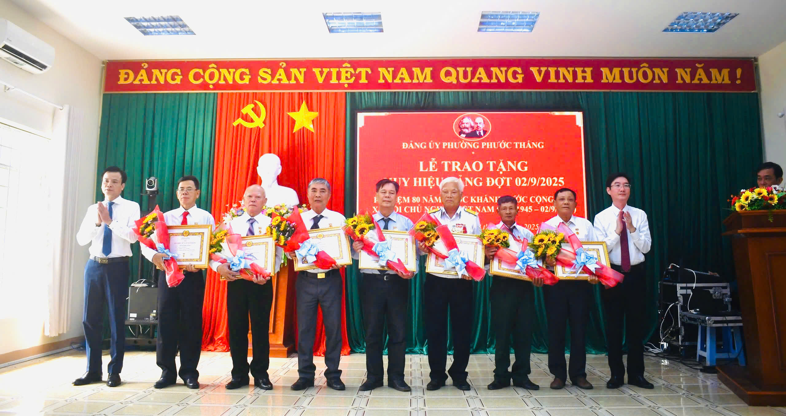 Ông Nguyễn Trường Giang, Bí thư Đảng ủy phường Phước Thắng và ông Nguyễn Việt Dũng, Phó Bí thư, Chủ tịch UBND phường Phước Thắng trao Huy hiệu 45 năm tuổi Đảng đến các đảng viên.