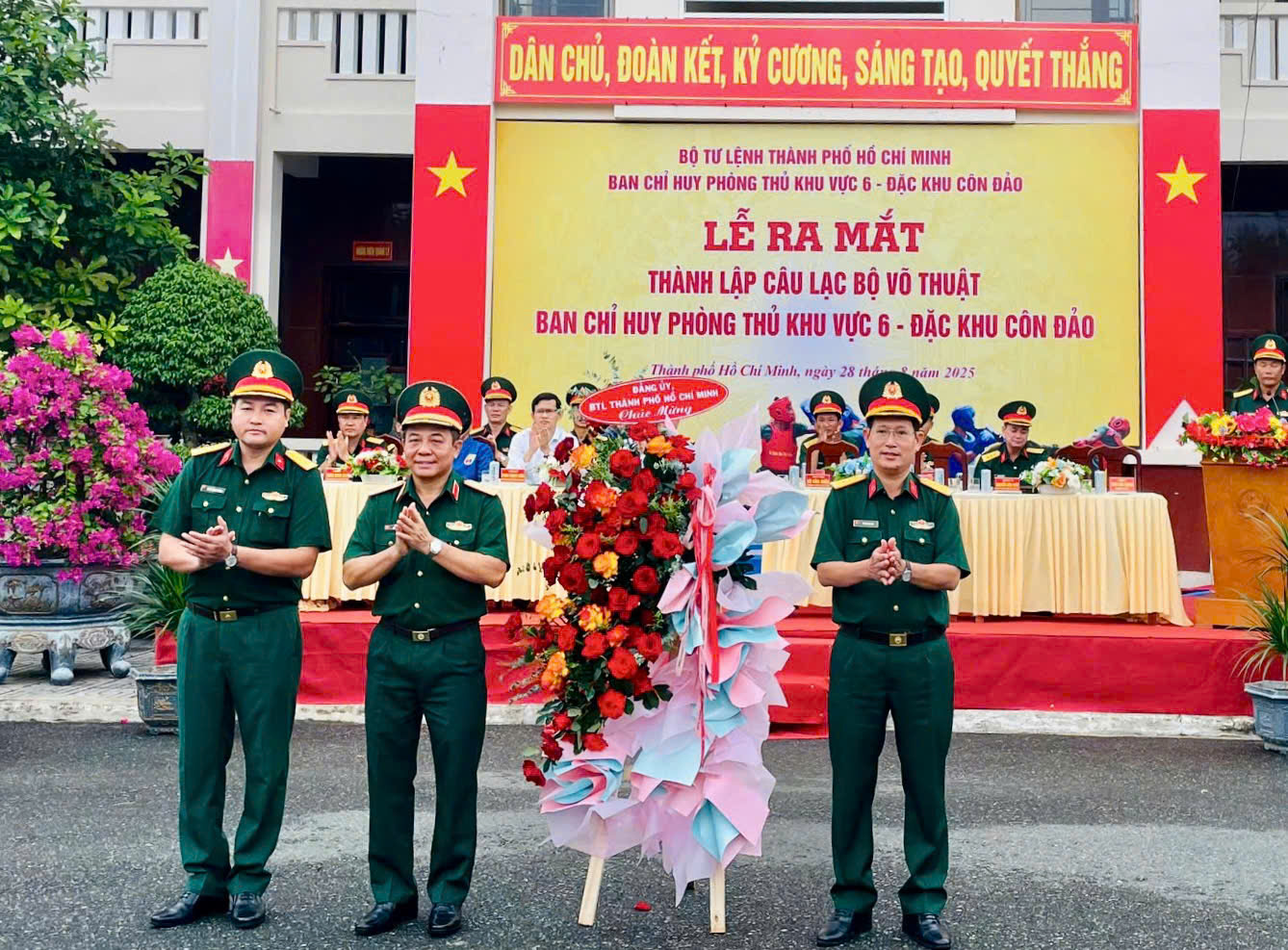 Thiếu tướng Vũ Văn Điền, Tư lệnh Bộ Tư lệnh TP.  Hồ Chí Minh dự tặng hoa đơn vị.