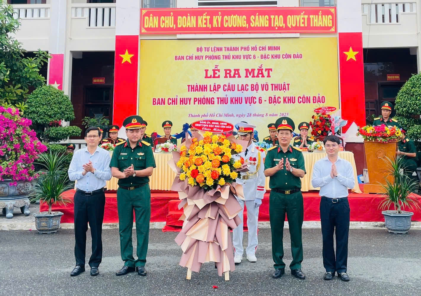 Lãnh đạo Đặc khu Côn Đảo dự và tặng hoa ra mắt CLB.