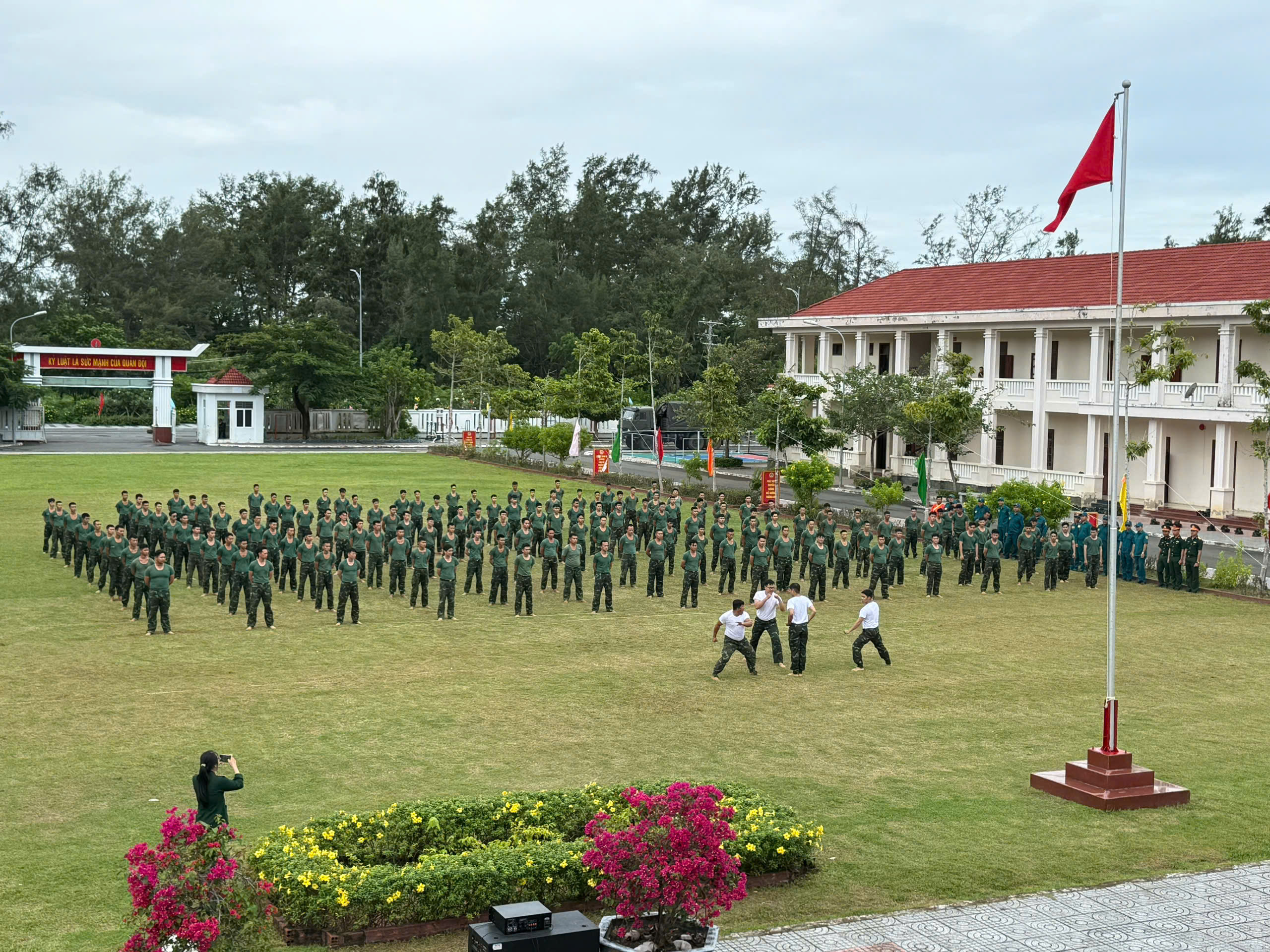 Biểu diễn võ thuật tại lễ ra mắt.