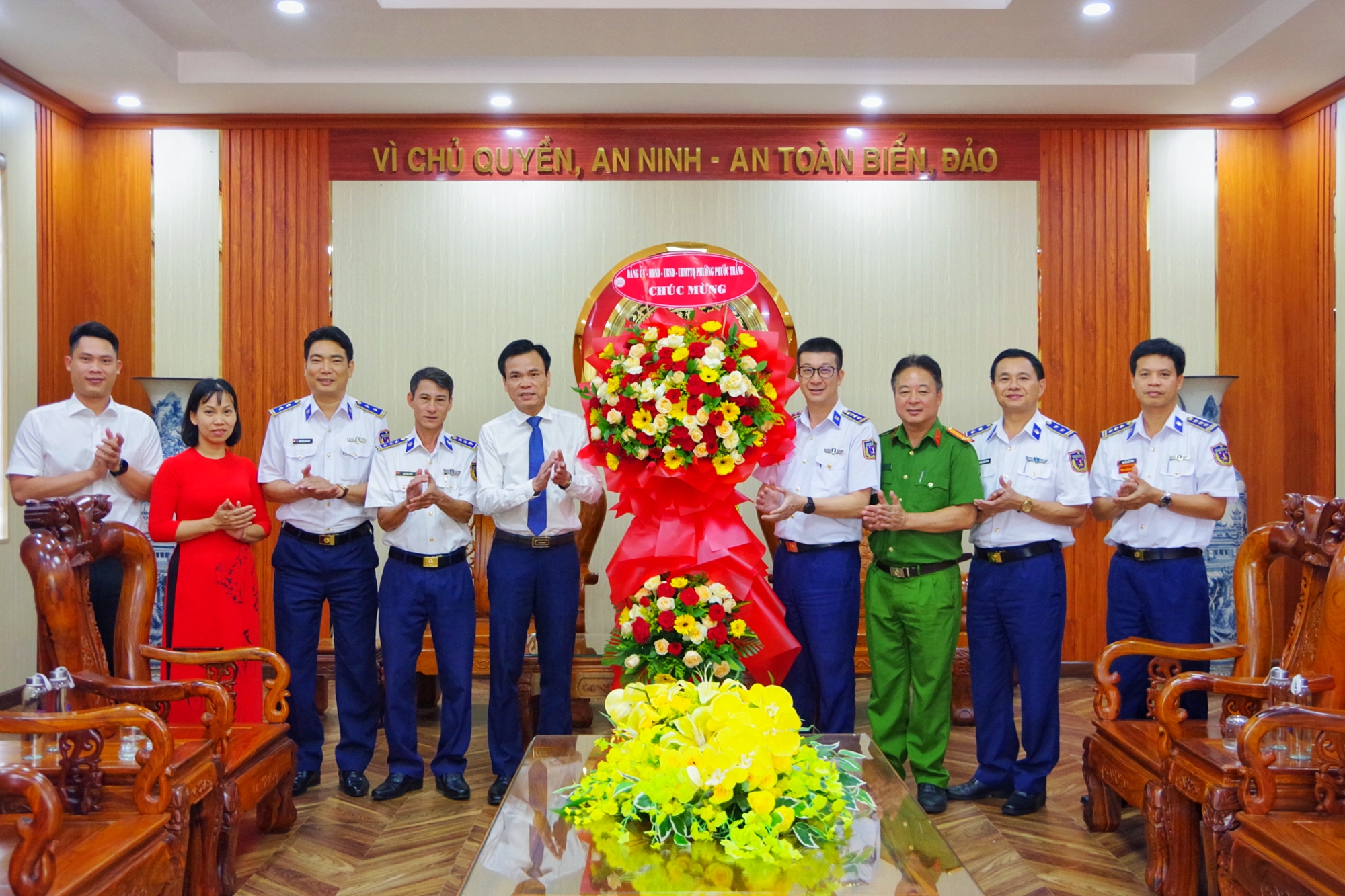 Đoàn công tác của HĐND, UBND, UBMTTQ Việt Nam phường Phước Thắng tăngh hoa chúc mừng  Bộ Tư lệnh Vùng Cảnh sát biển 3 nhân kỷ niệm 27 năm Ngày truyền thống lực lượng Cảnh sát biển Việt Nam (28/8/1998 – 28/8/2025).